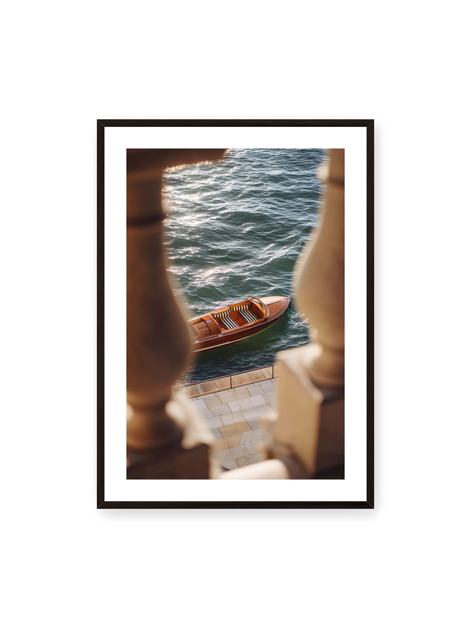 70x100 cm, weißer Galerie-Rand, schwarzer Rahmen – Boot im Wasser aus erhöhter Perspektive, eingerahmt von unscharfen Säulen im Vordergrund.