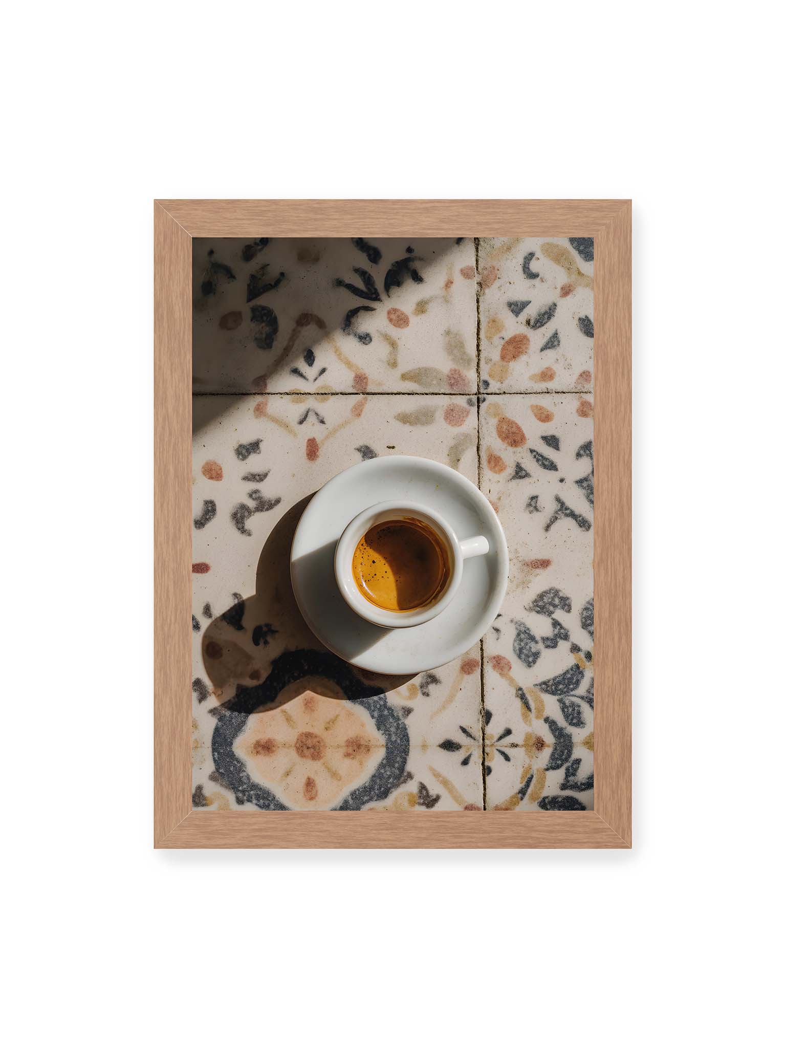 21x30 cm, Eichenrahmen – Espressotasse auf gemusterter Oberfläche eleganter Fließen mit warmem Licht und weichem Schattenwurf.