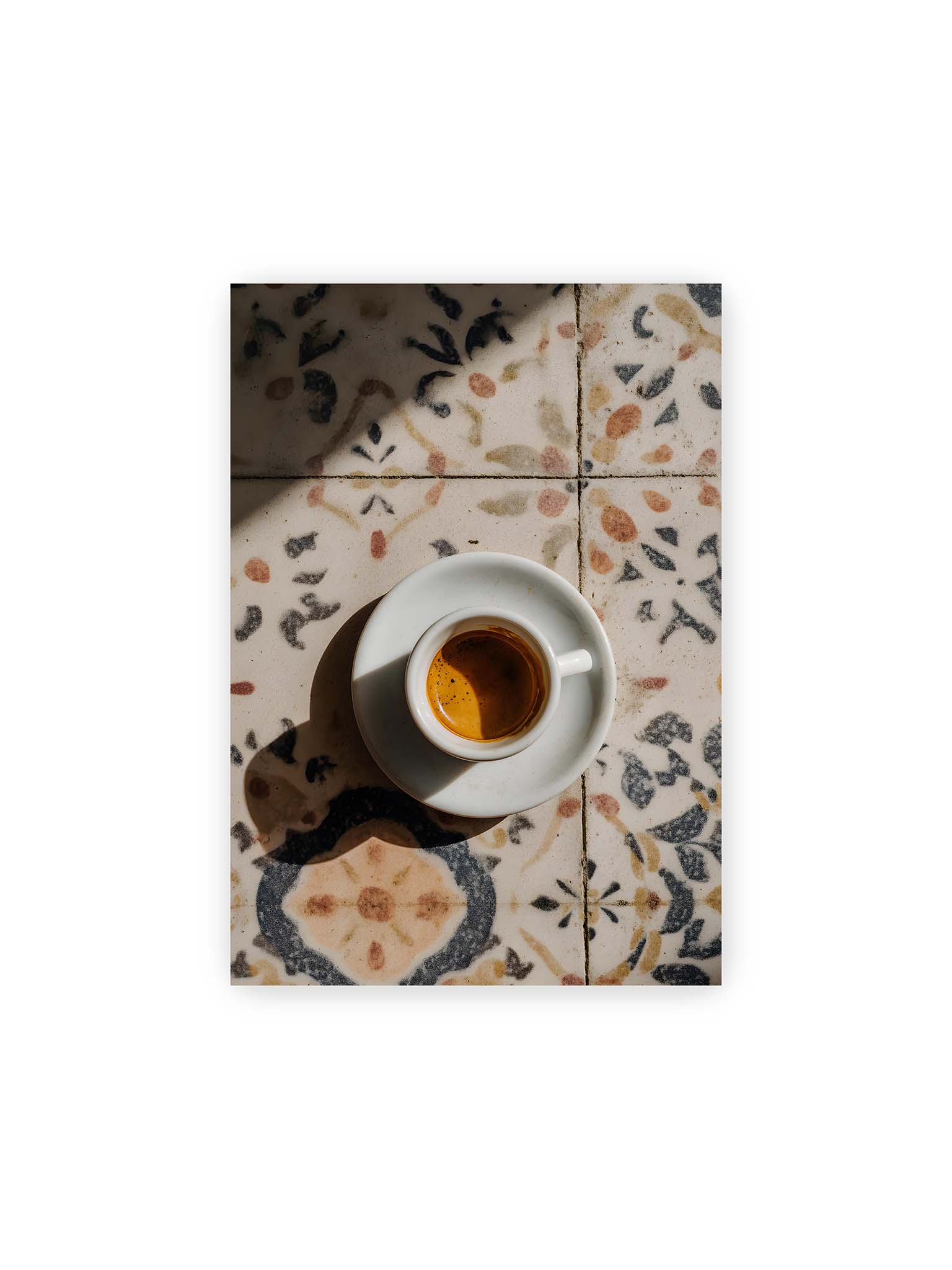 21x30 cm – Espressotasse auf gemusterter Oberfläche eleganter Fließen mit warmem Licht und weichem Schattenwurf.