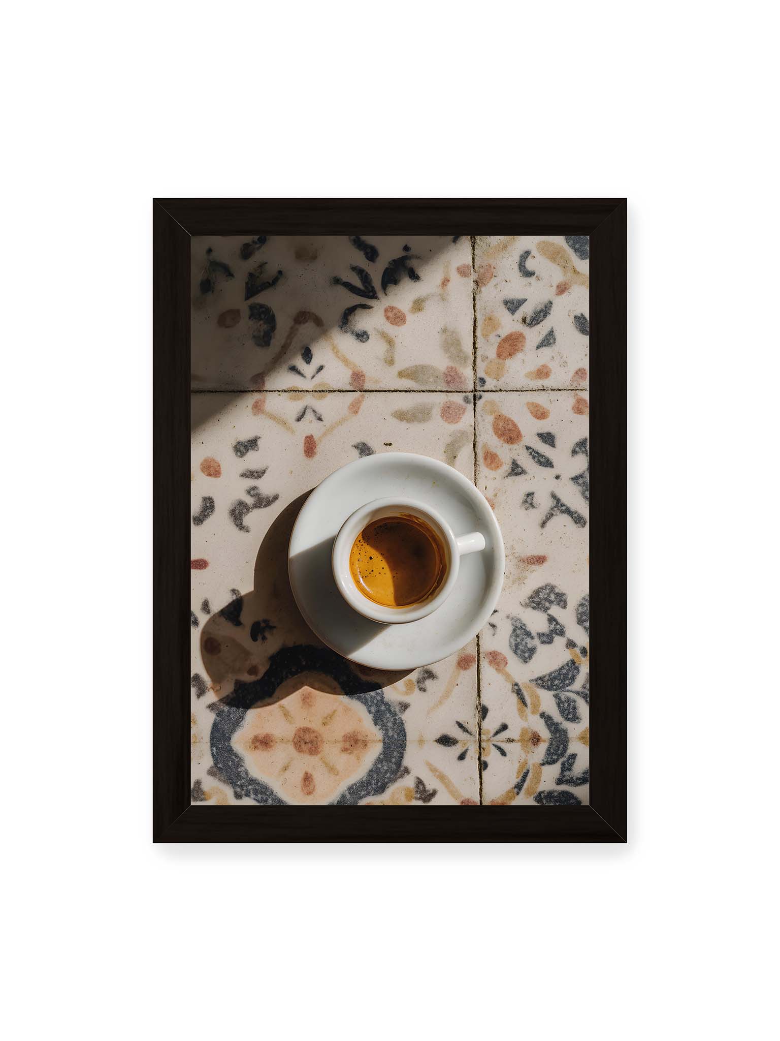 21x30 cm, schwarzer Rahmen – Espressotasse auf gemusterter Oberfläche eleganter Fließen mit warmem Licht und weichem Schattenwurf.