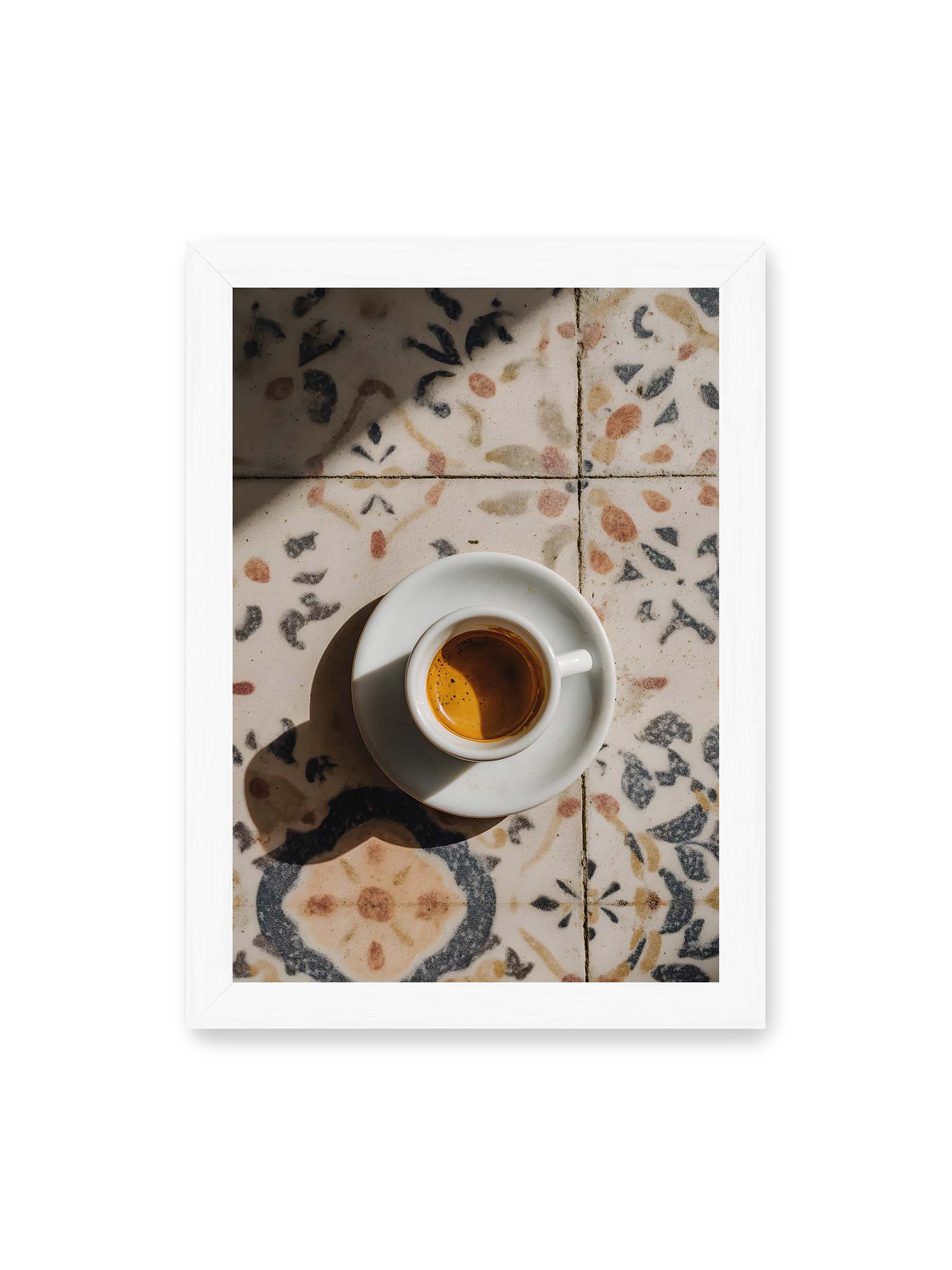 21x30 cm, weißer Rahmen – Espressotasse auf gemusterter Oberfläche eleganter Fließen mit warmem Licht und weichem Schattenwurf.