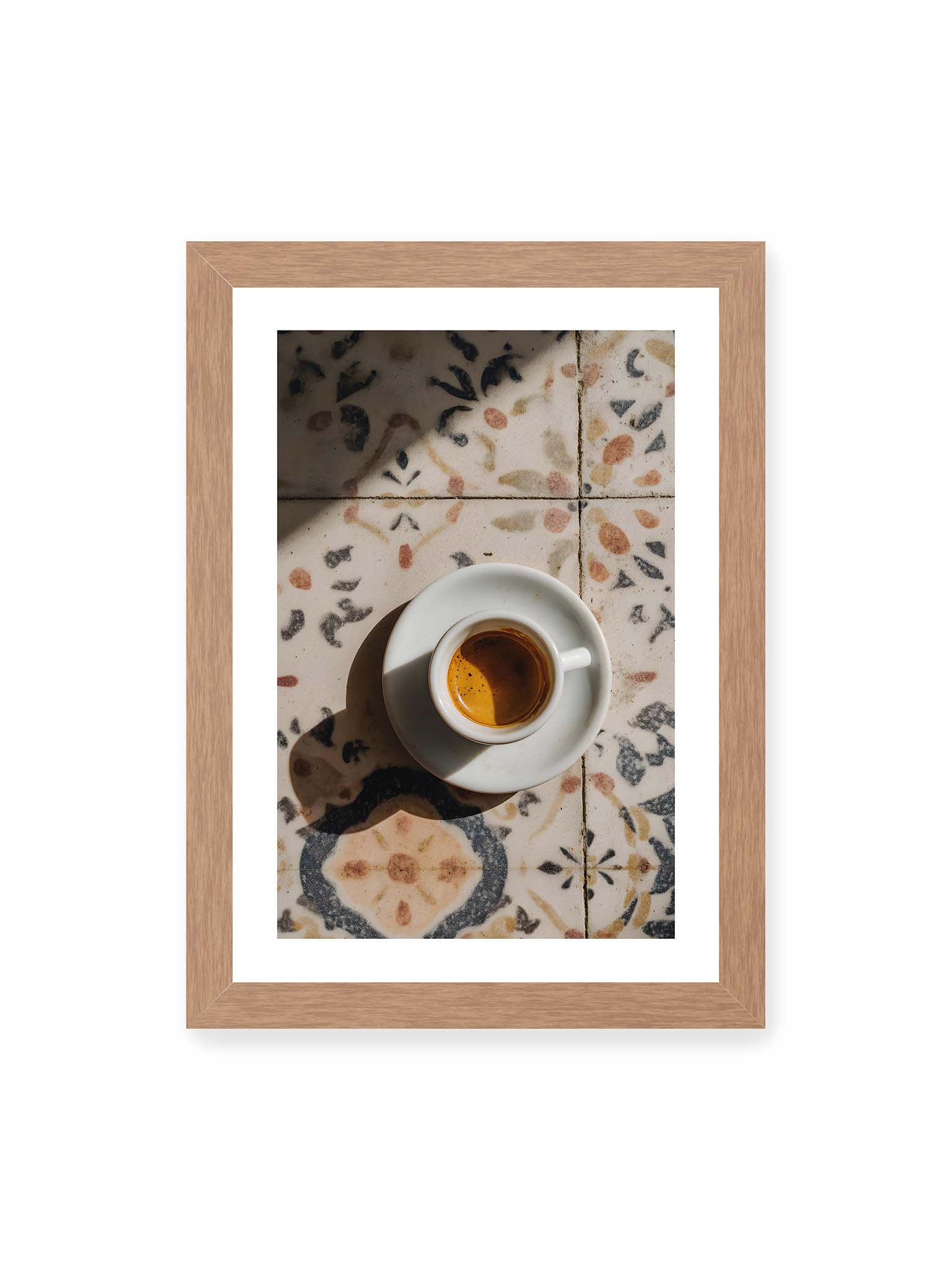 21x30 cm, weißer Galerie-Rand, Eichenrahmen – Espressotasse auf gemusterter Oberfläche eleganter Fließen mit warmem Licht und weichem Schattenwurf.