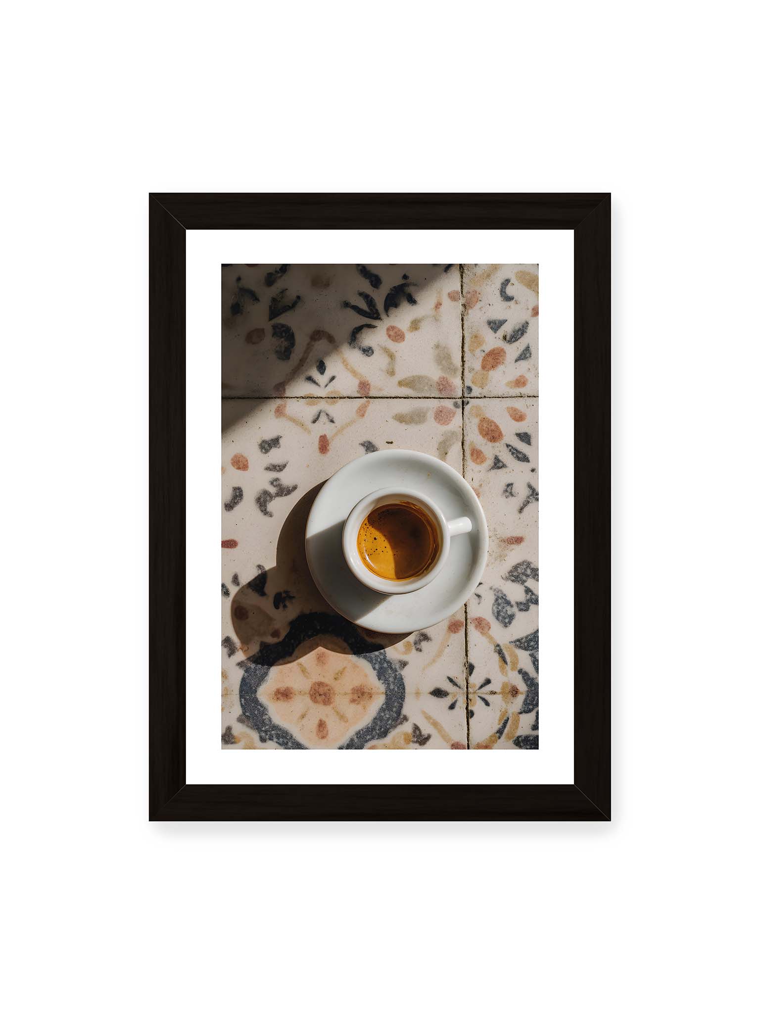 21x30 cm, weißer Galerie-Rand, schwarzer Rahmen – Espressotasse auf gemusterter Oberfläche eleganter Fließen mit warmem Licht und weichem Schattenwurf.