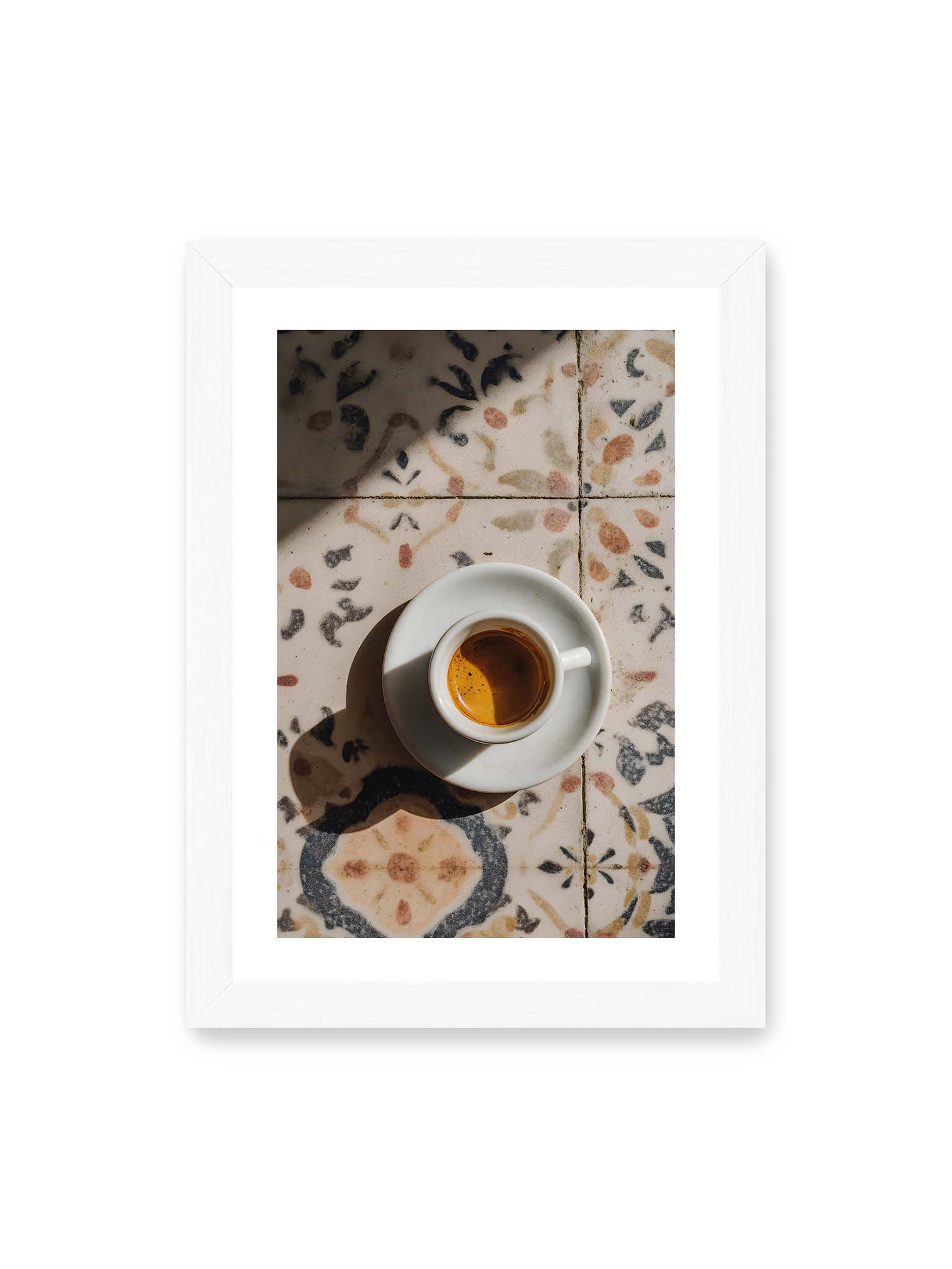 21x30 cm, weißer Galerie-Rand, weißer Rahmen – Espressotasse auf gemusterter Oberfläche eleganter Fließen mit warmem Licht und weichem Schattenwurf.