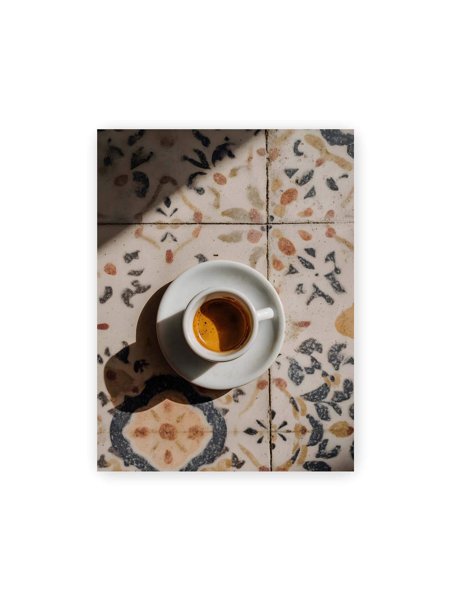 30x40 cm – Espressotasse auf gemusterter Oberfläche eleganter Fließen mit warmem Licht und weichem Schattenwurf.