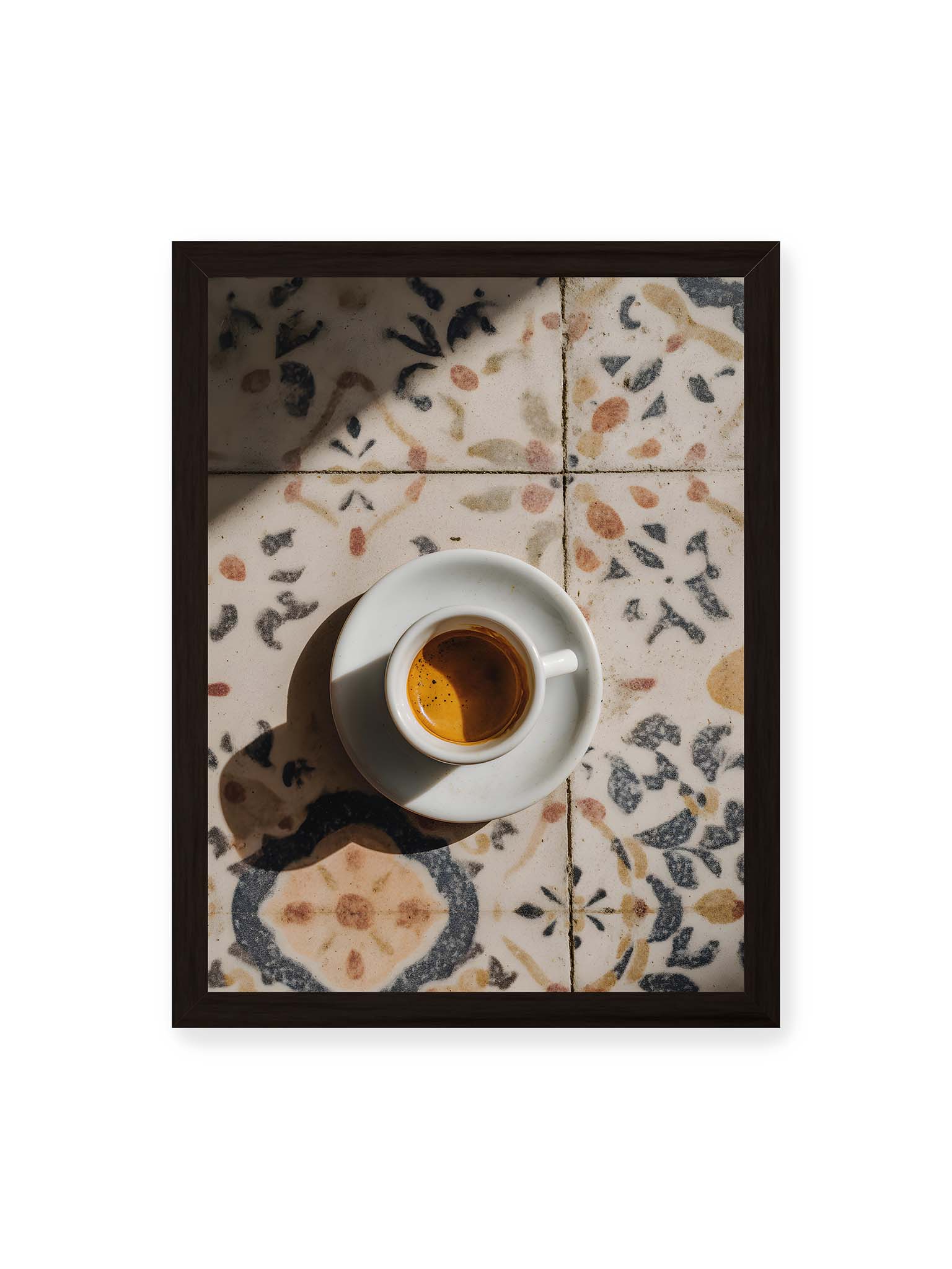 30x40 cm, schwarzer Rahmen – Espressotasse auf gemusterter Oberfläche eleganter Fließen mit warmem Licht und weichem Schattenwurf.