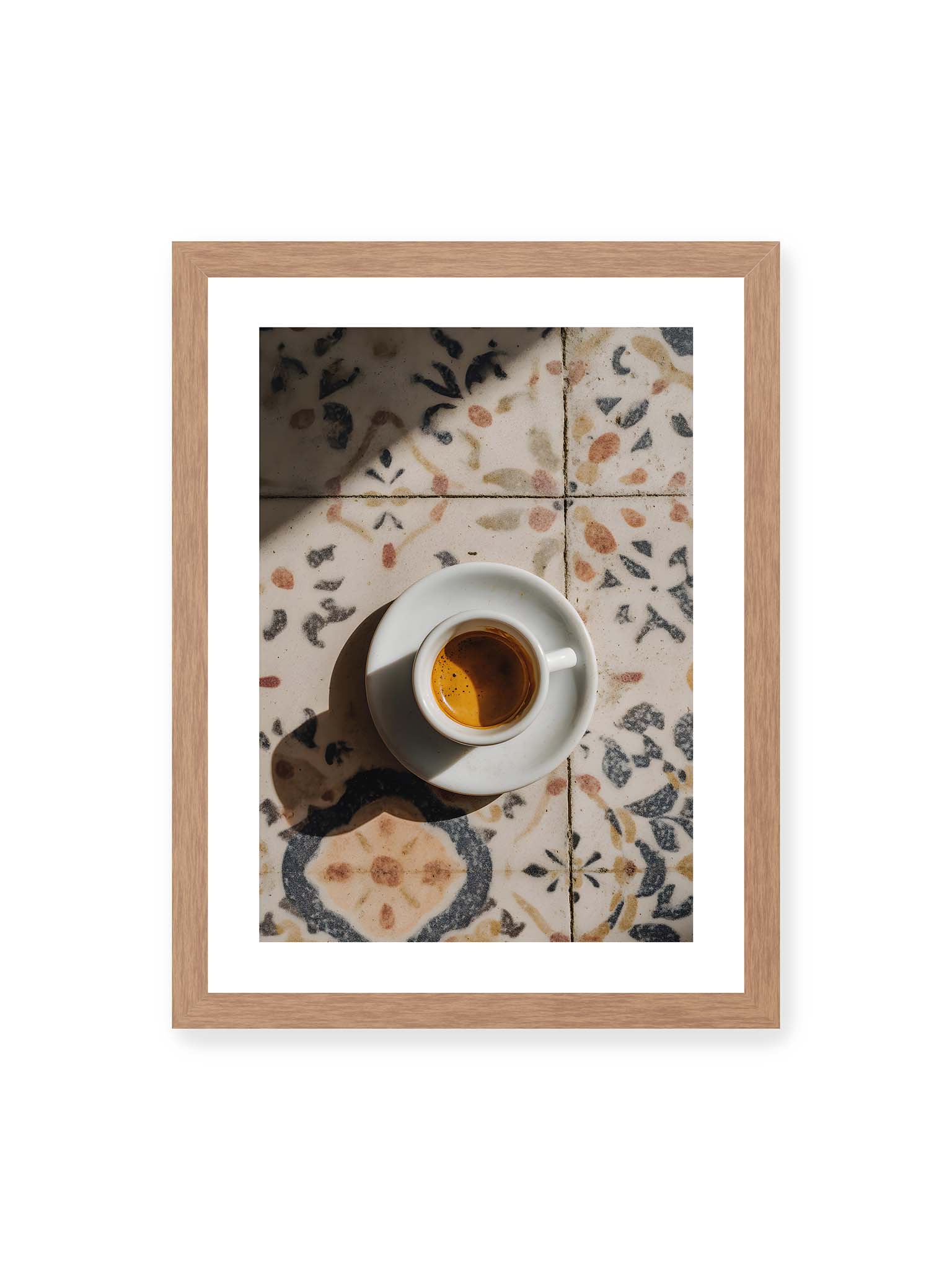30x40 cm, weißer Galerie-Rand, Eichenrahmen – Espressotasse auf gemusterter Oberfläche eleganter Fließen mit warmem Licht und weichem Schattenwurf.