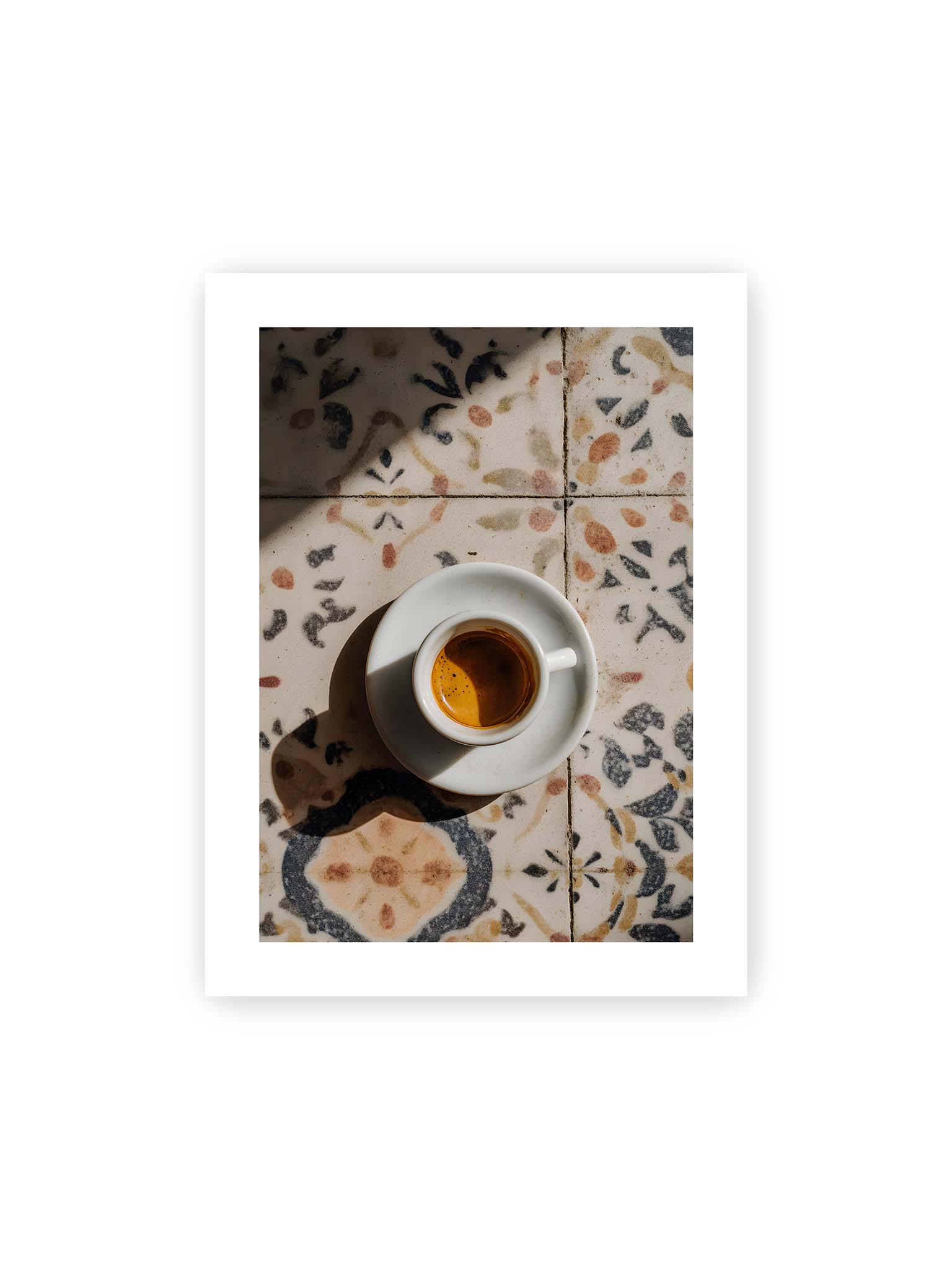 30x40 cm, weißer Galerie-Rand – Espressotasse auf gemusterter Oberfläche eleganter Fließen mit warmem Licht und weichem Schattenwurf.