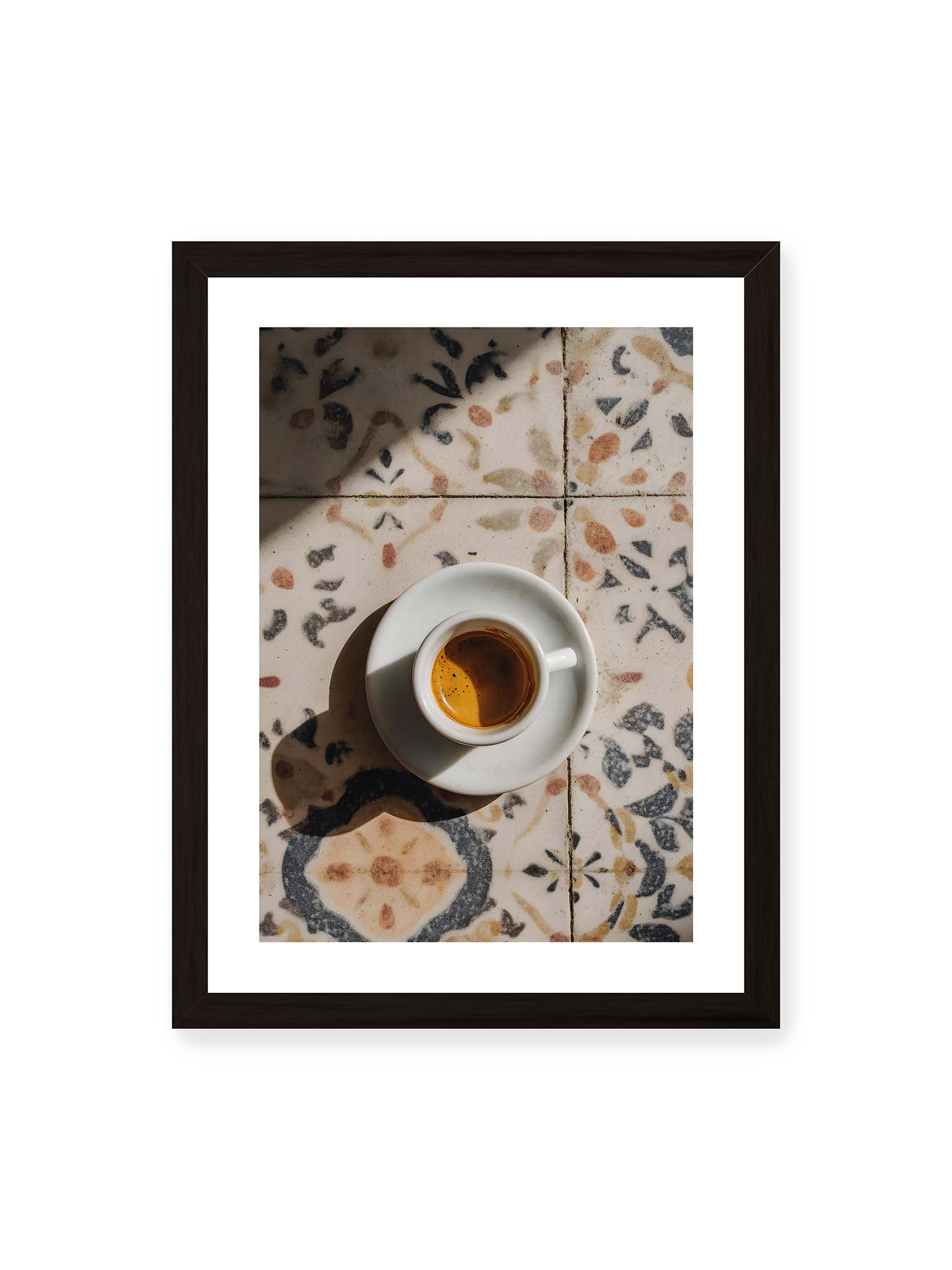 30x40 cm, weißer Galerie-Rand, schwarzer Rahmen – Espressotasse auf gemusterter Oberfläche eleganter Fließen mit warmem Licht und weichem Schattenwurf.