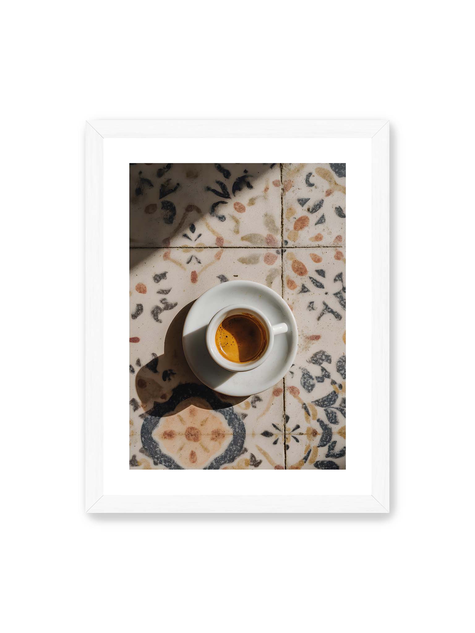 30x40 cm, weißer Galerie-Rand, weißer Rahmen – Espressotasse auf gemusterter Oberfläche eleganter Fließen mit warmem Licht und weichem Schattenwurf.