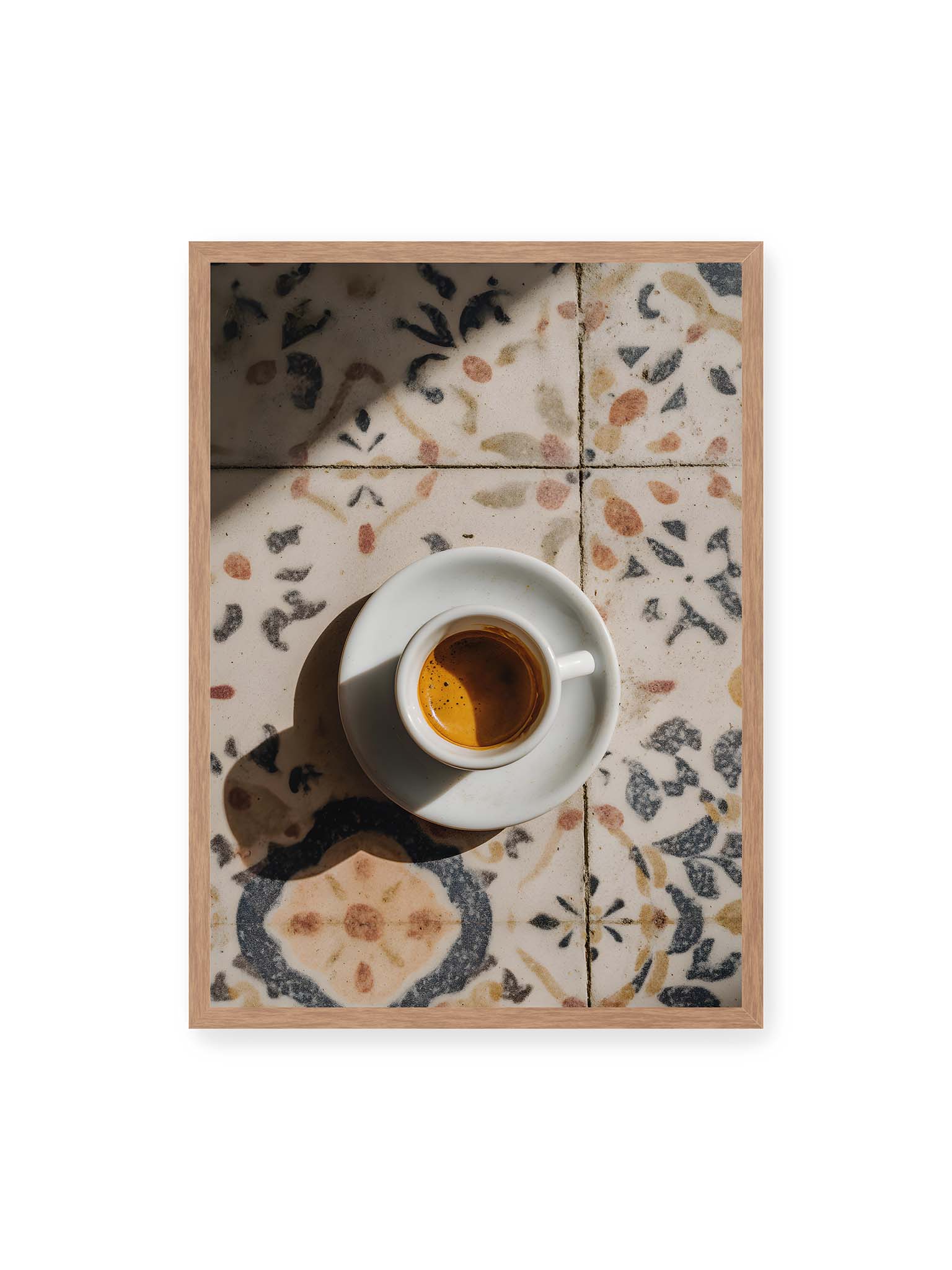 50x70 cm, Eichenrahmen – Espressotasse auf gemusterter Oberfläche eleganter Fließen mit warmem Licht und weichem Schattenwurf.