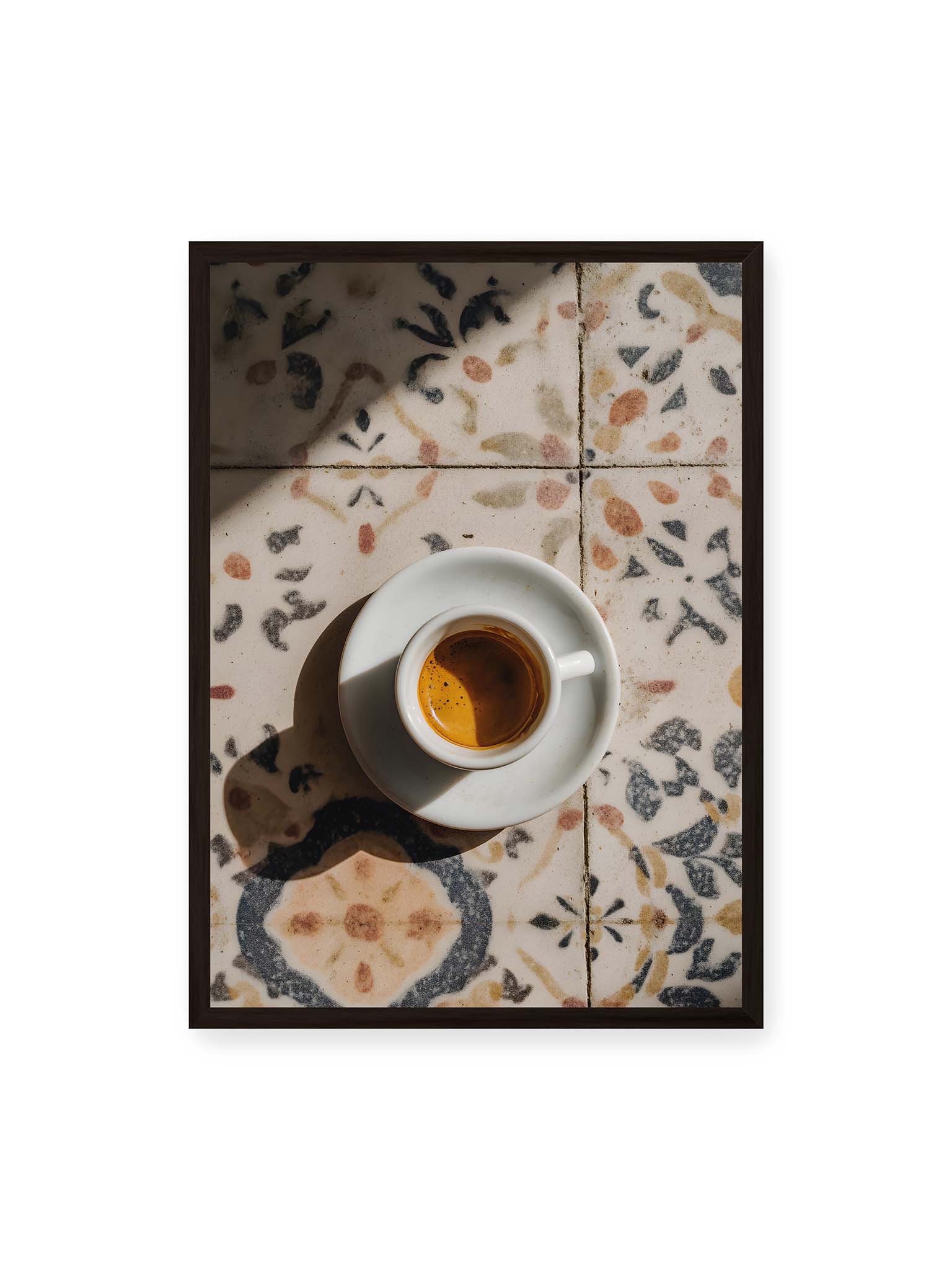 50x70 cm, schwarzer Rahmen – Espressotasse auf gemusterter Oberfläche eleganter Fließen mit warmem Licht und weichem Schattenwurf.
