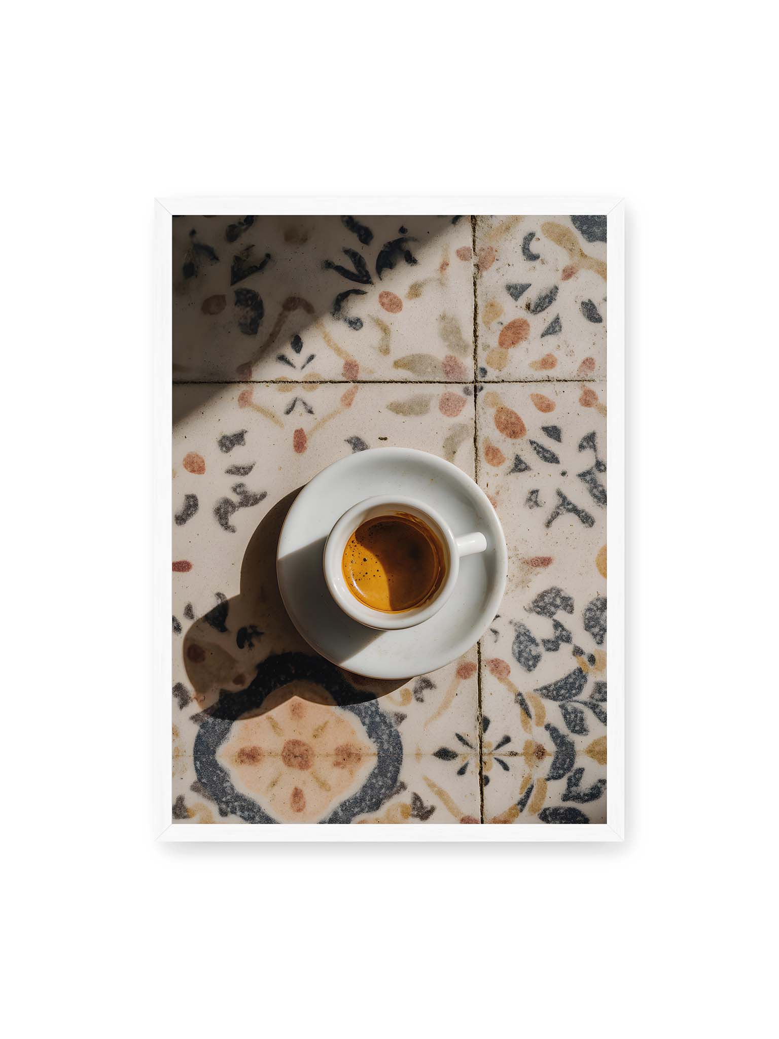 50x70 cm, weißer Rahmen – Espressotasse auf gemusterter Oberfläche eleganter Fließen mit warmem Licht und weichem Schattenwurf.