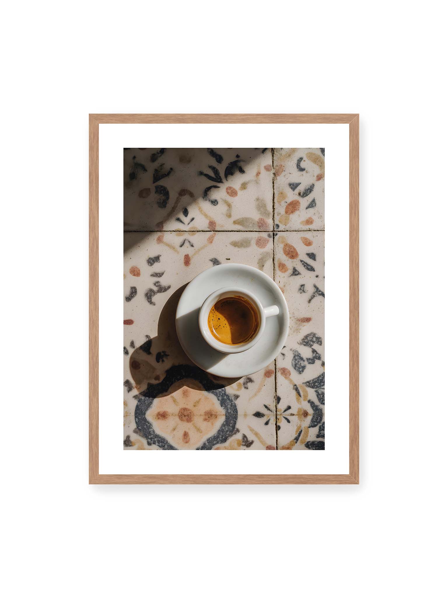 50x70 cm, weißer Galerie-Rand, Eichenrahmen – Espressotasse auf gemusterter Oberfläche eleganter Fließen mit warmem Licht und weichem Schattenwurf.