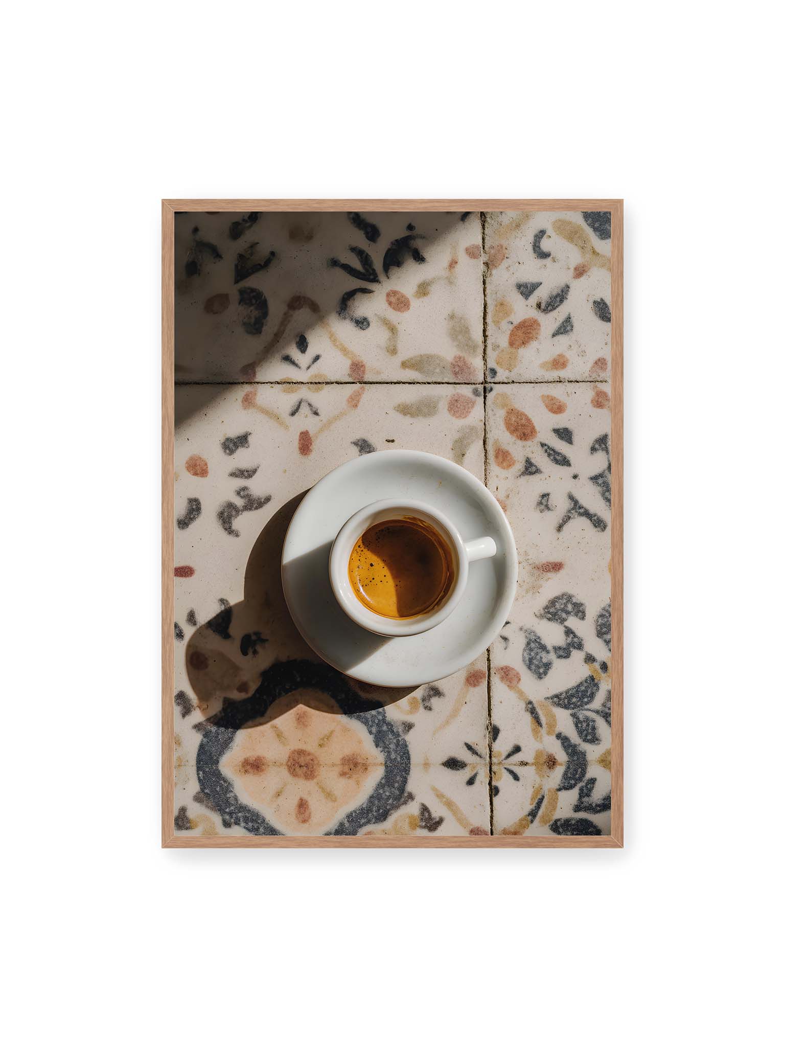 70x100 cm, Eichenrahmen – Espressotasse auf gemusterter Oberfläche eleganter Fließen mit warmem Licht und weichem Schattenwurf.