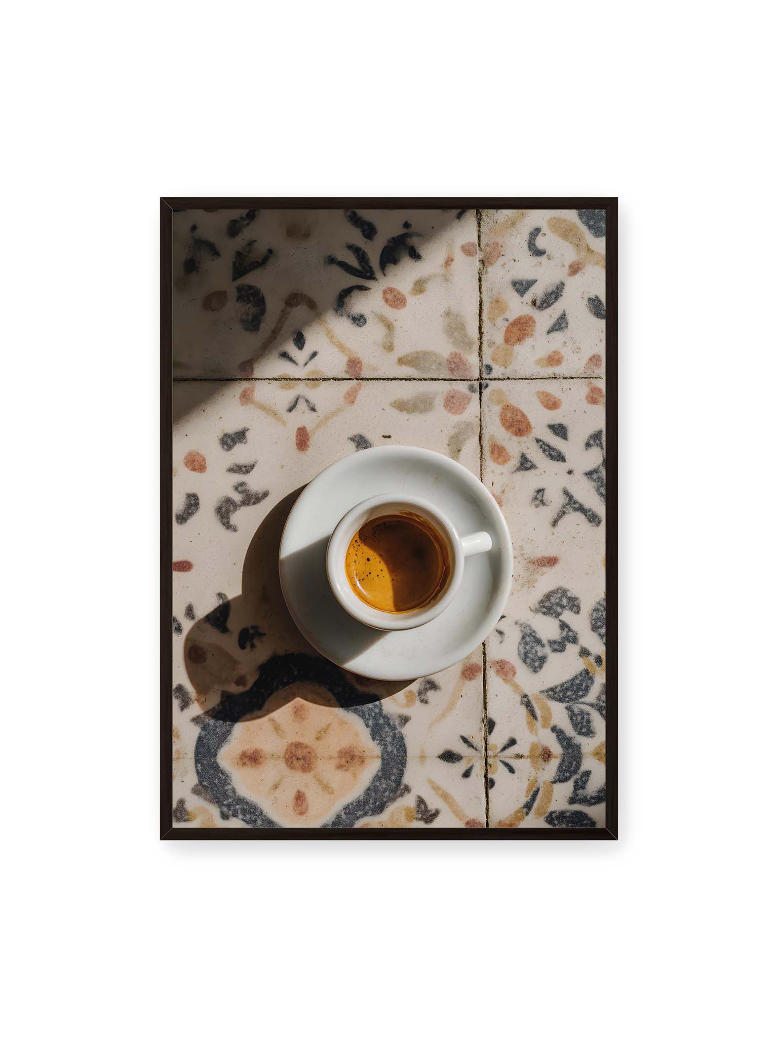 70x100 cm, schwarzer Rahmen – Espressotasse auf gemusterter Oberfläche eleganter Fließen mit warmem Licht und weichem Schattenwurf.