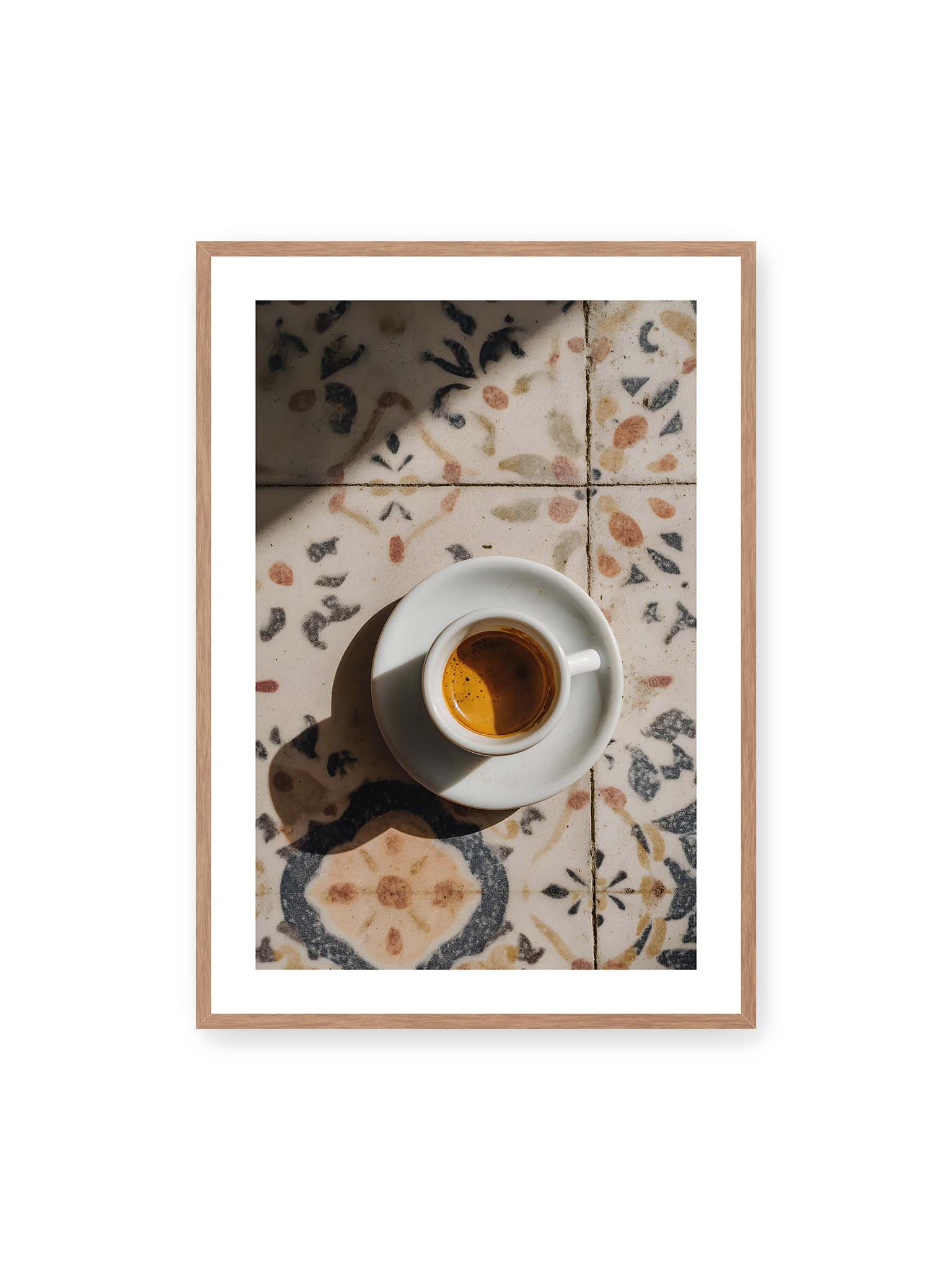 70x100 cm, weißer Galerie-Rand, Eichenrahmen – Espressotasse auf gemusterter Oberfläche eleganter Fließen mit warmem Licht und weichem Schattenwurf.