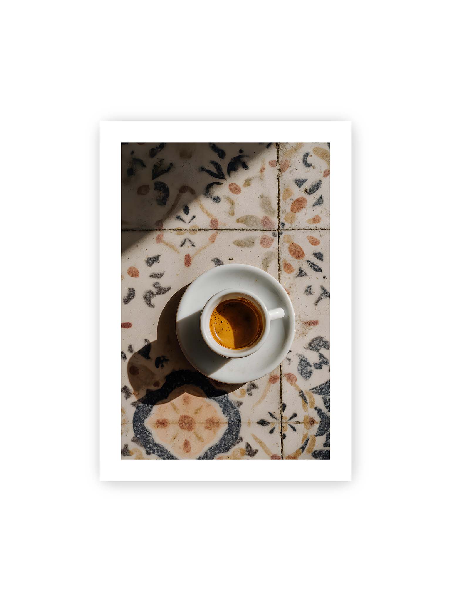 70x100 cm, weißer Galerie-Rand – Espressotasse auf gemusterter Oberfläche eleganter Fließen mit warmem Licht und weichem Schattenwurf.
