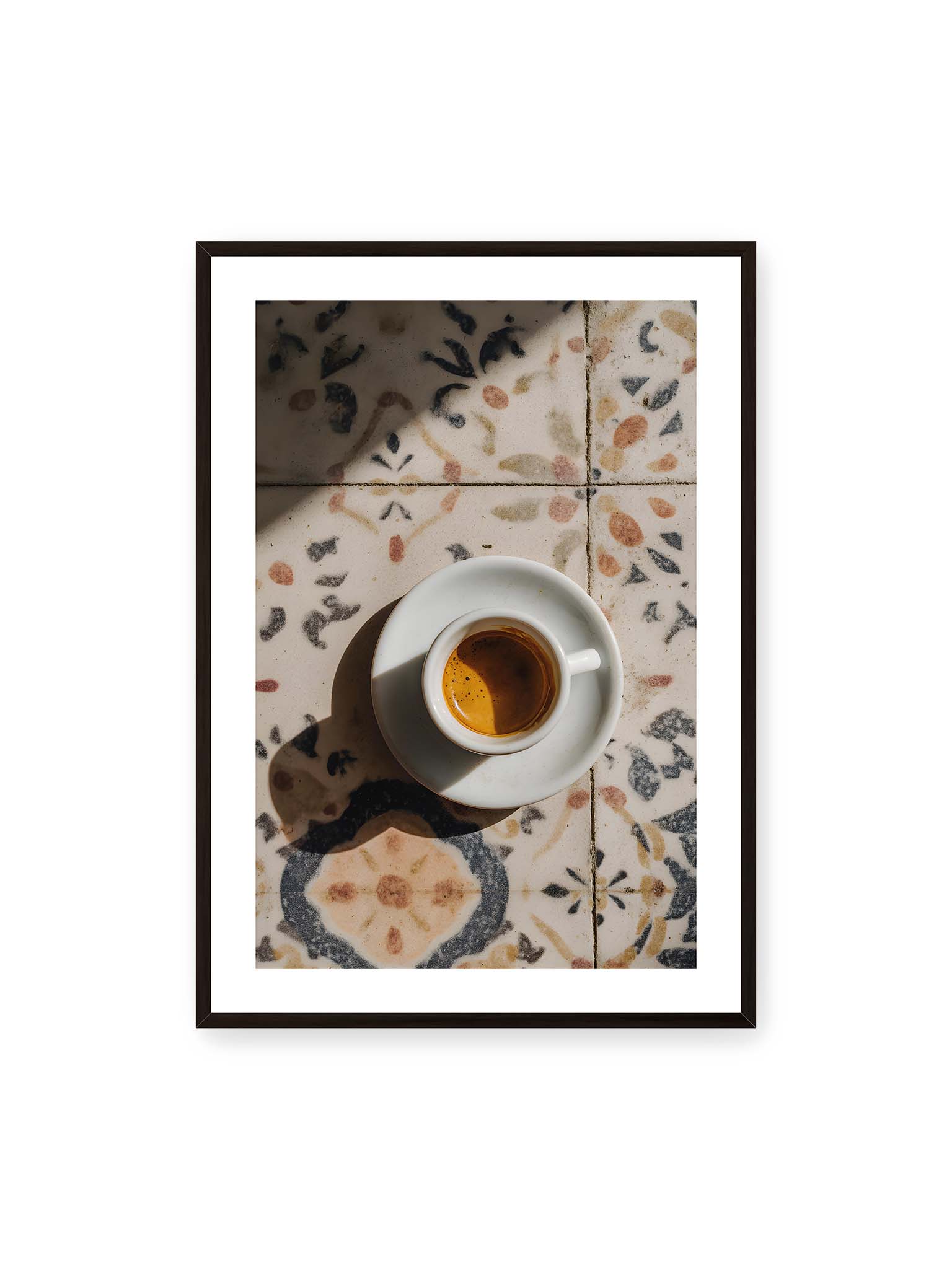70x100 cm, weißer Galerie-Rand, schwarzer Rahmen – Espressotasse auf gemusterter Oberfläche eleganter Fließen mit warmem Licht und weichem Schattenwurf.