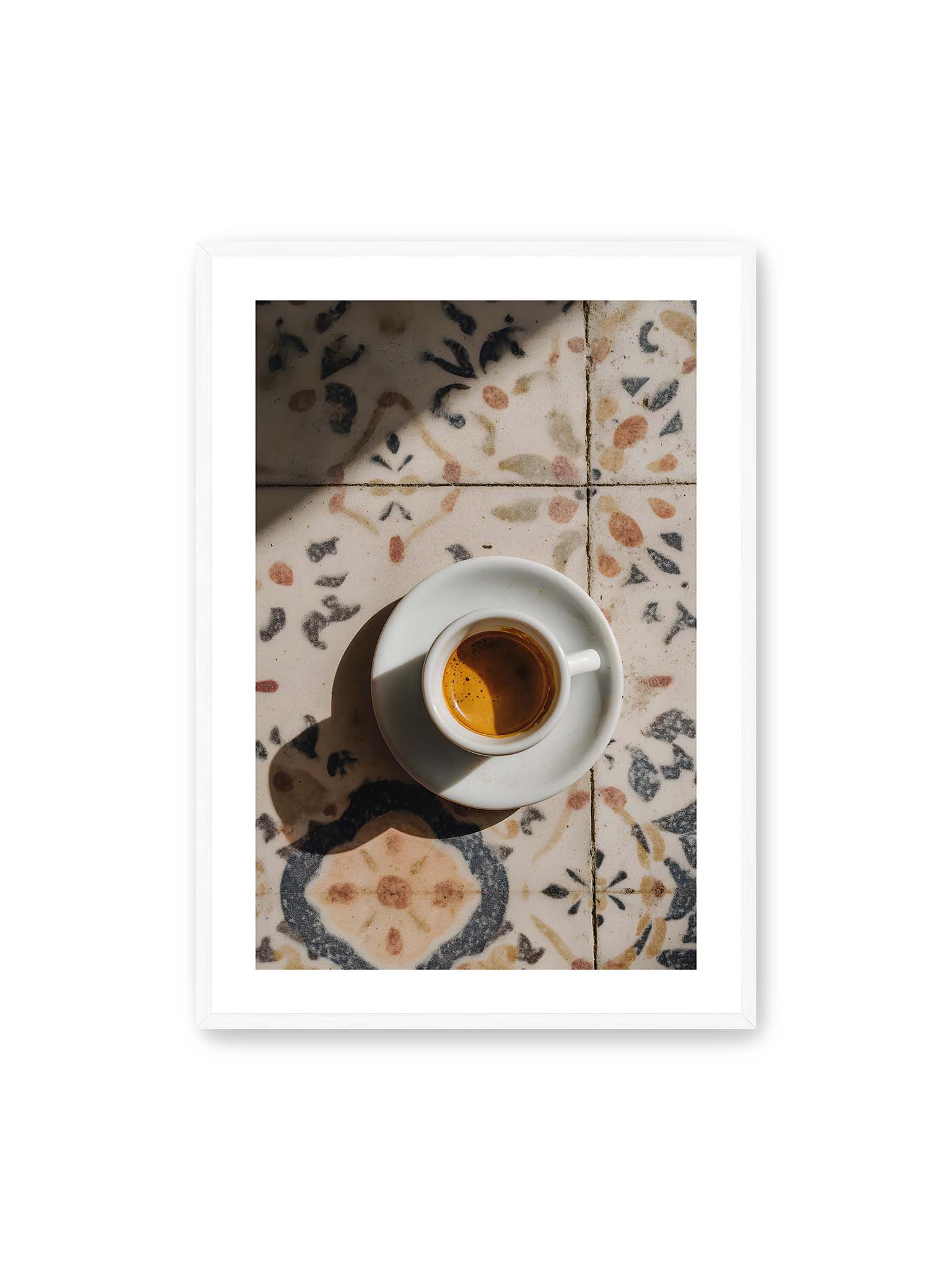 70x100 cm, weißer Galerie-Rand, weißer Rahmen – Espressotasse auf gemusterter Oberfläche eleganter Fließen mit warmem Licht und weichem Schattenwurf.