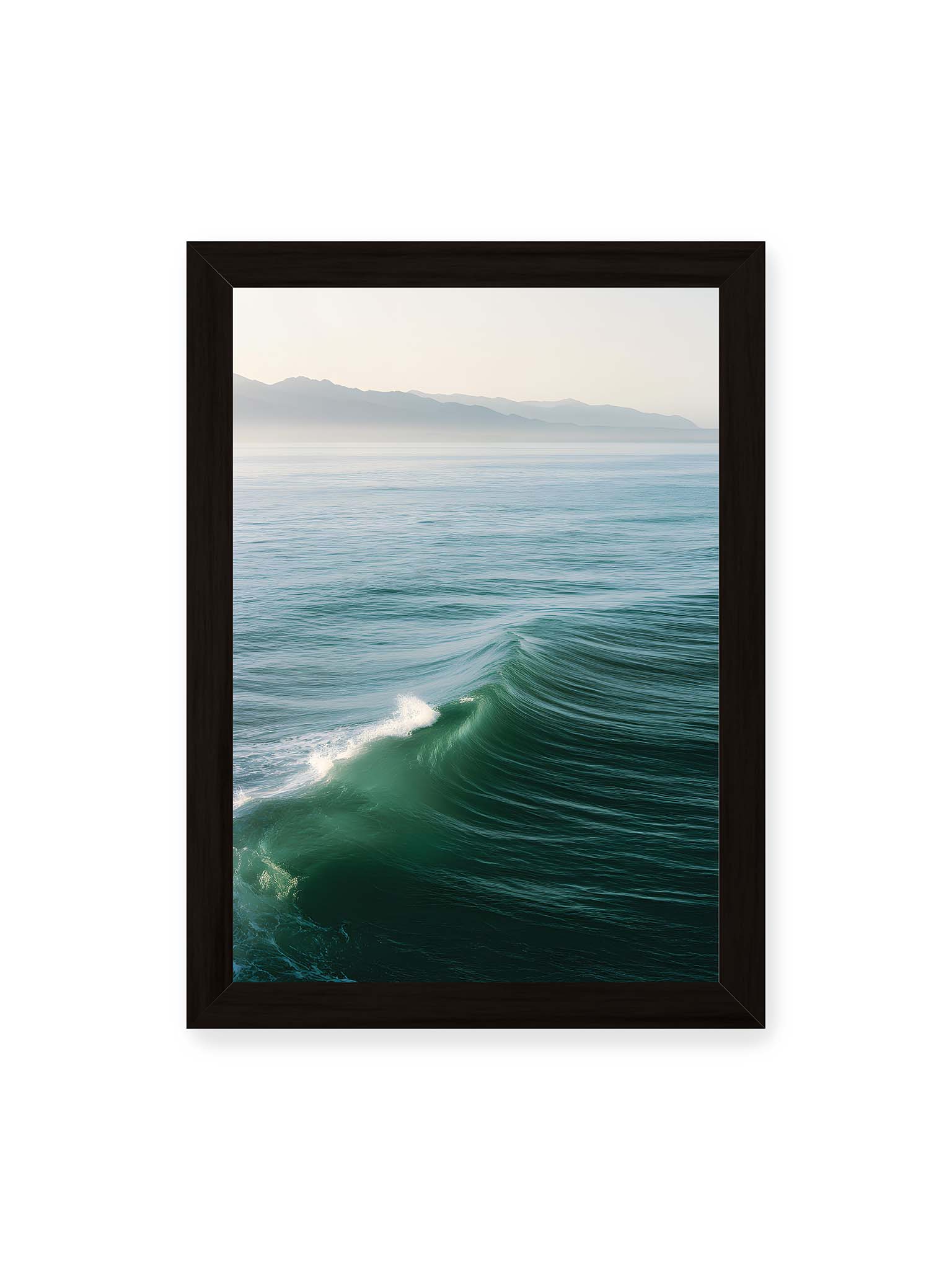 21x30 cm, schwarzer Rahmen – Sanft aufsteigende grüne Welle vor ruhigem Meer mit fernen Bergsilhouetten im Hintergrund.