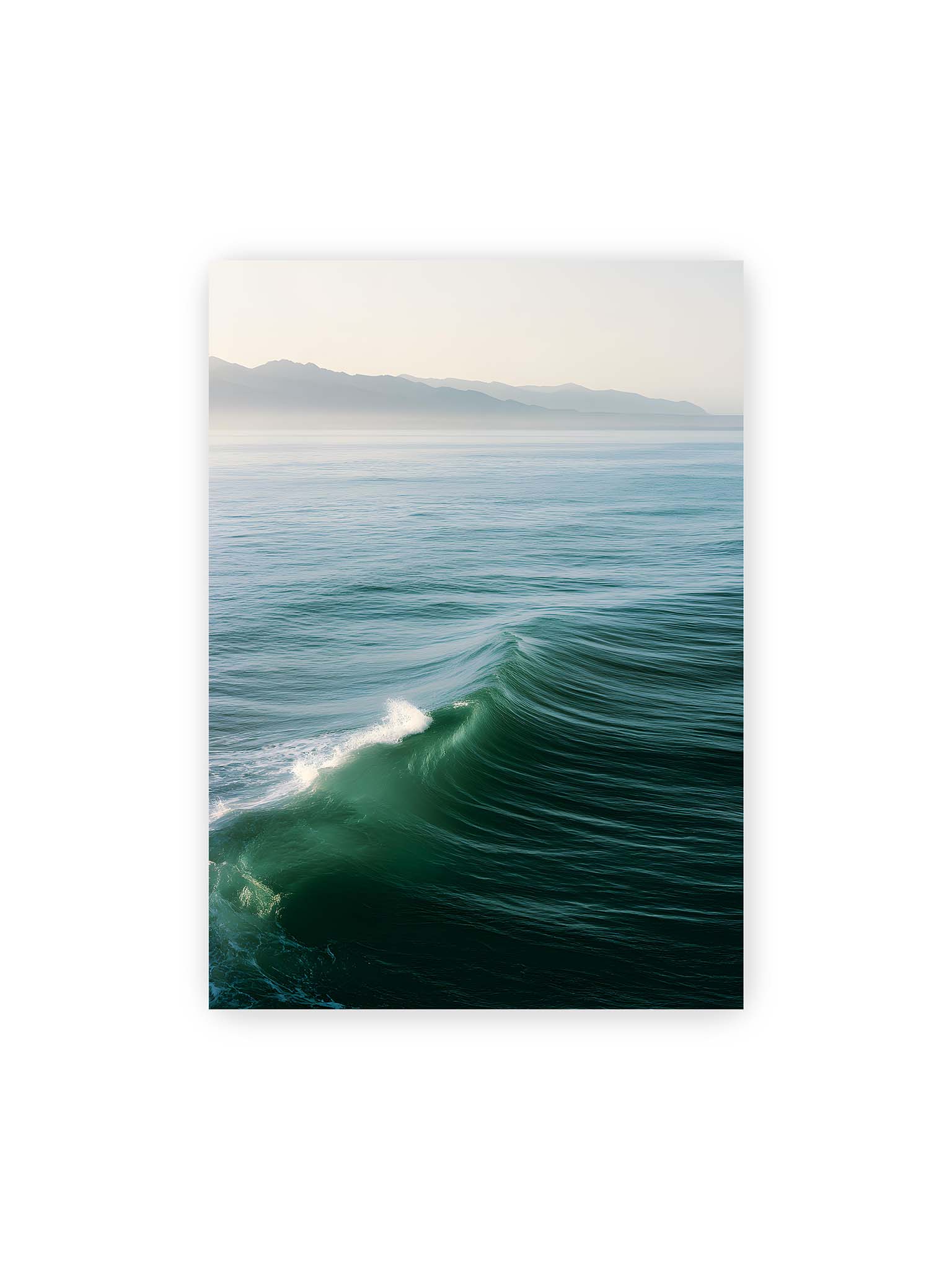 50x70 cm – Sanft aufsteigende grüne Welle vor ruhigem Meer mit fernen Bergsilhouetten im Hintergrund.