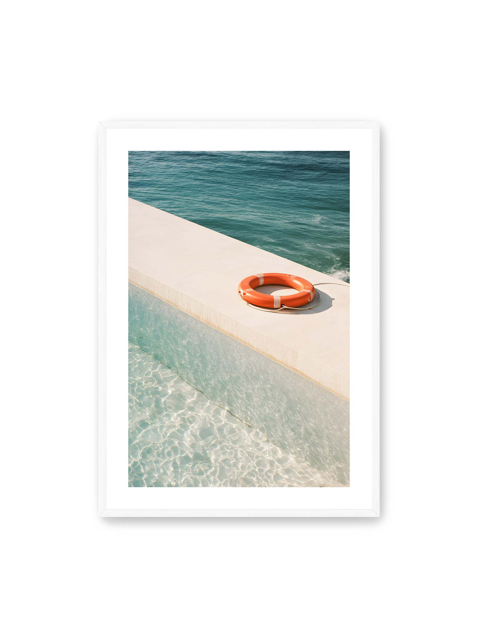 70x100 cm, weißer Galerie-Rand, weißer Rahmen – Rettungsring liegt auf heller Kante zwischen Poolwasser und offenem Meer mit klarer Trennung der Flächen.