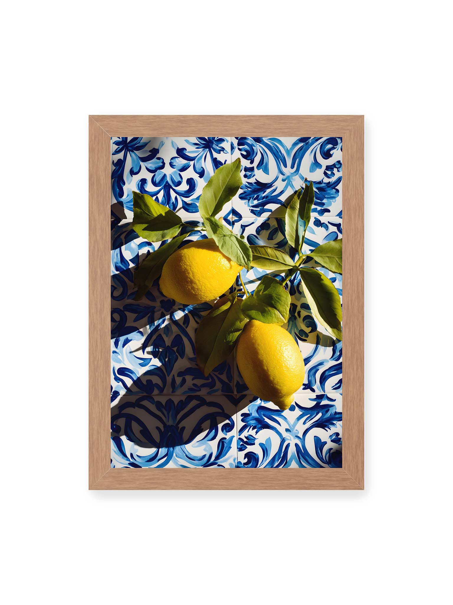 21x30 cm, Eichenrahmen – Zitronen mit Blättern auf blau gemusterten Fliesen mit starkem Licht und klaren Schatten.