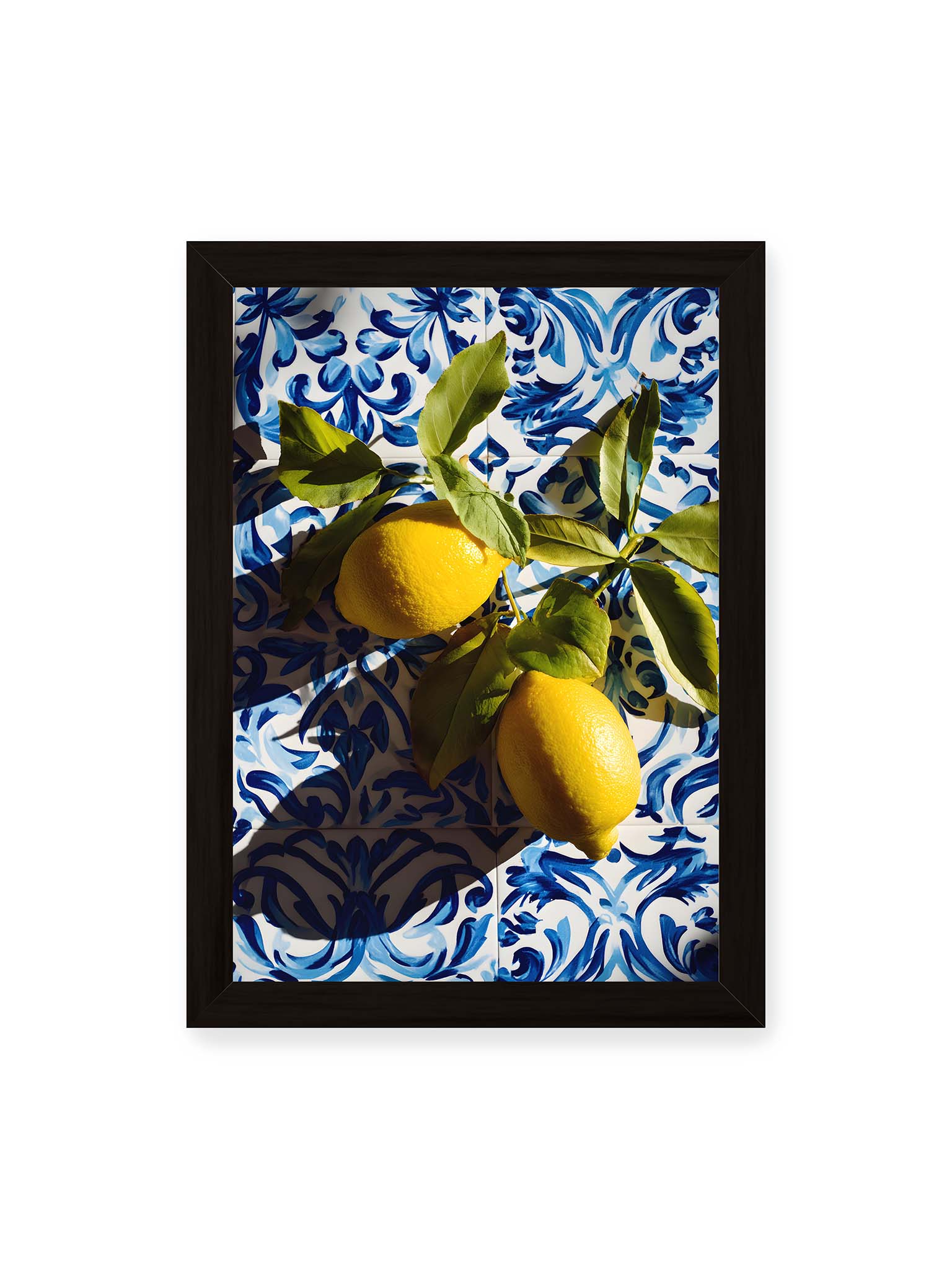 21x30 cm, schwarzer Rahmen – Zitronen mit Blättern auf blau gemusterten Fliesen mit starkem Licht und klaren Schatten.