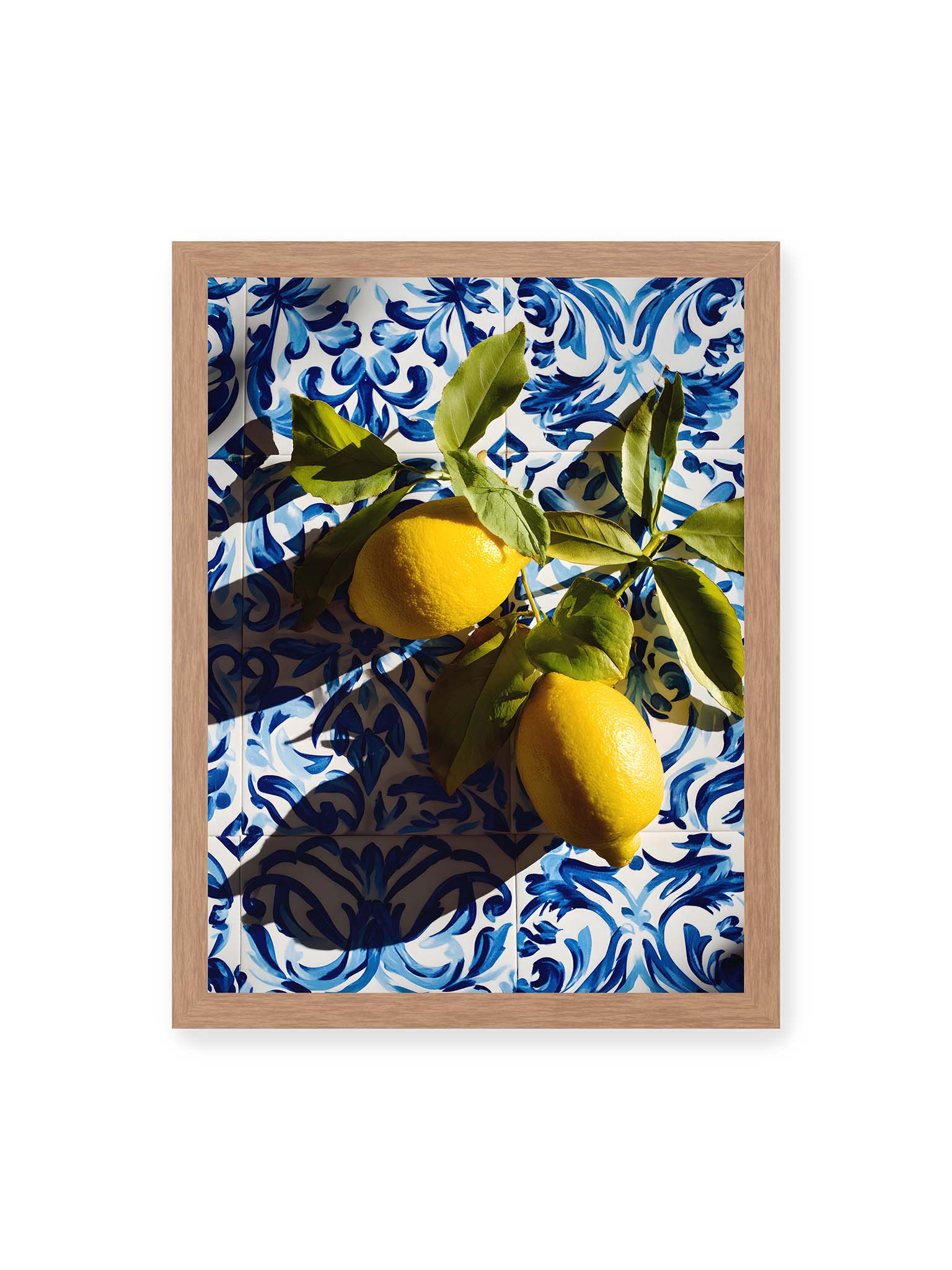 30x40 cm, Eichenrahmen – Zitronen mit Blättern auf blau gemusterten Fliesen mit starkem Licht und klaren Schatten.