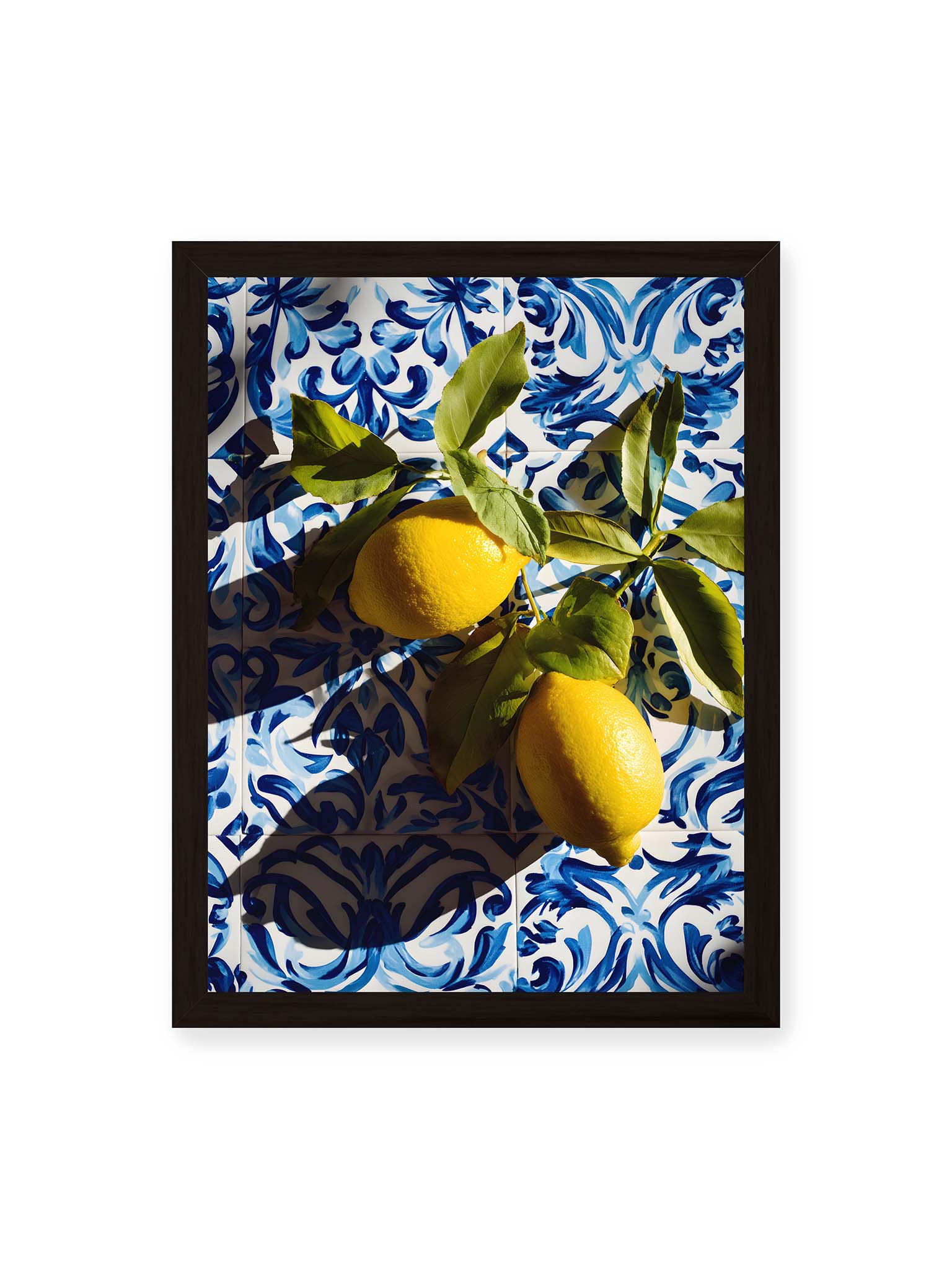 30x40 cm, schwarzer Rahmen – Zitronen mit Blättern auf blau gemusterten Fliesen mit starkem Licht und klaren Schatten.