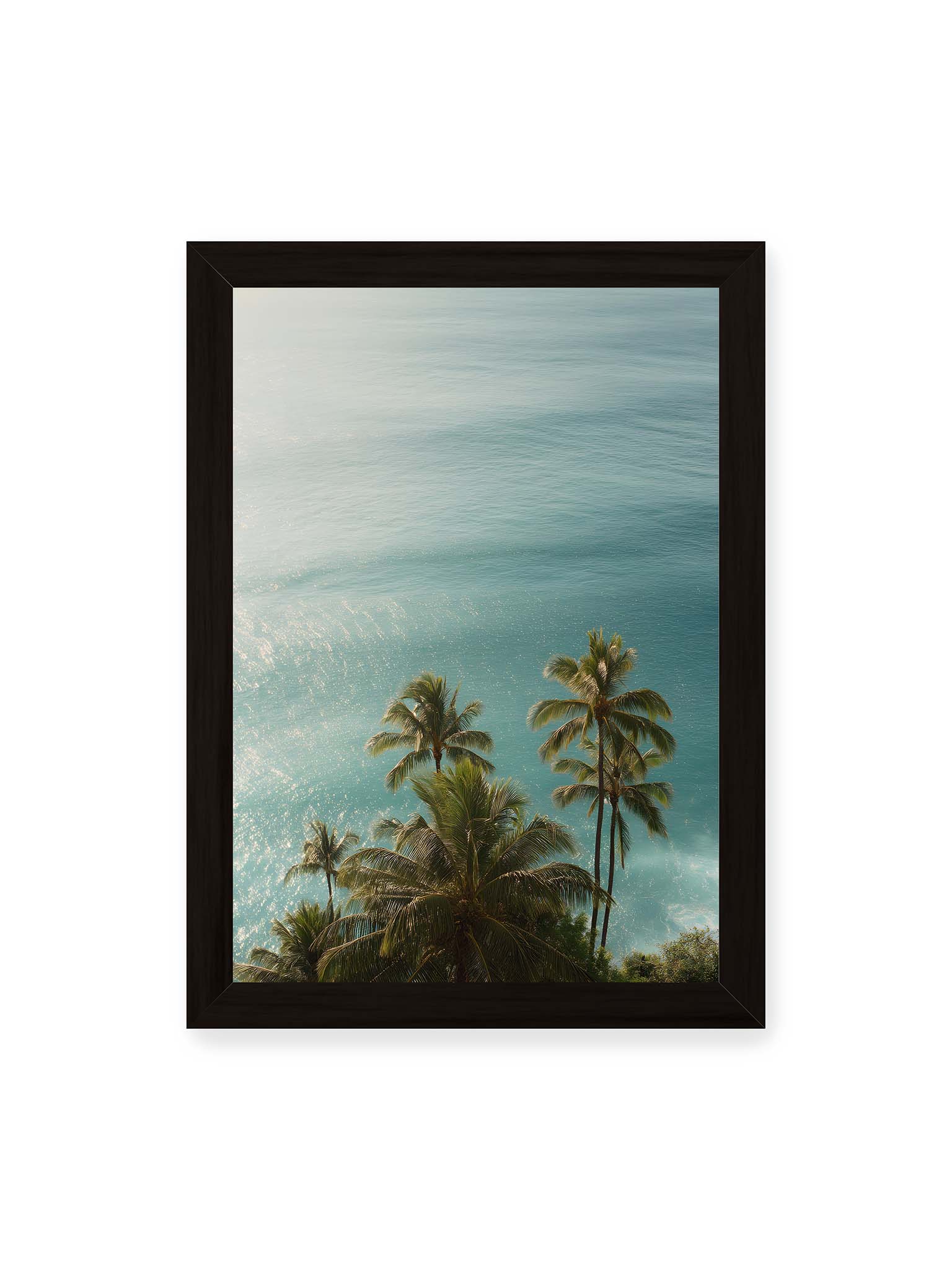 21x30 cm, schwarzer Rahmen – Palmen vor schimmerndem, türkisfarbenem Meer mit sanftem Licht und ruhiger Wasseroberfläche.