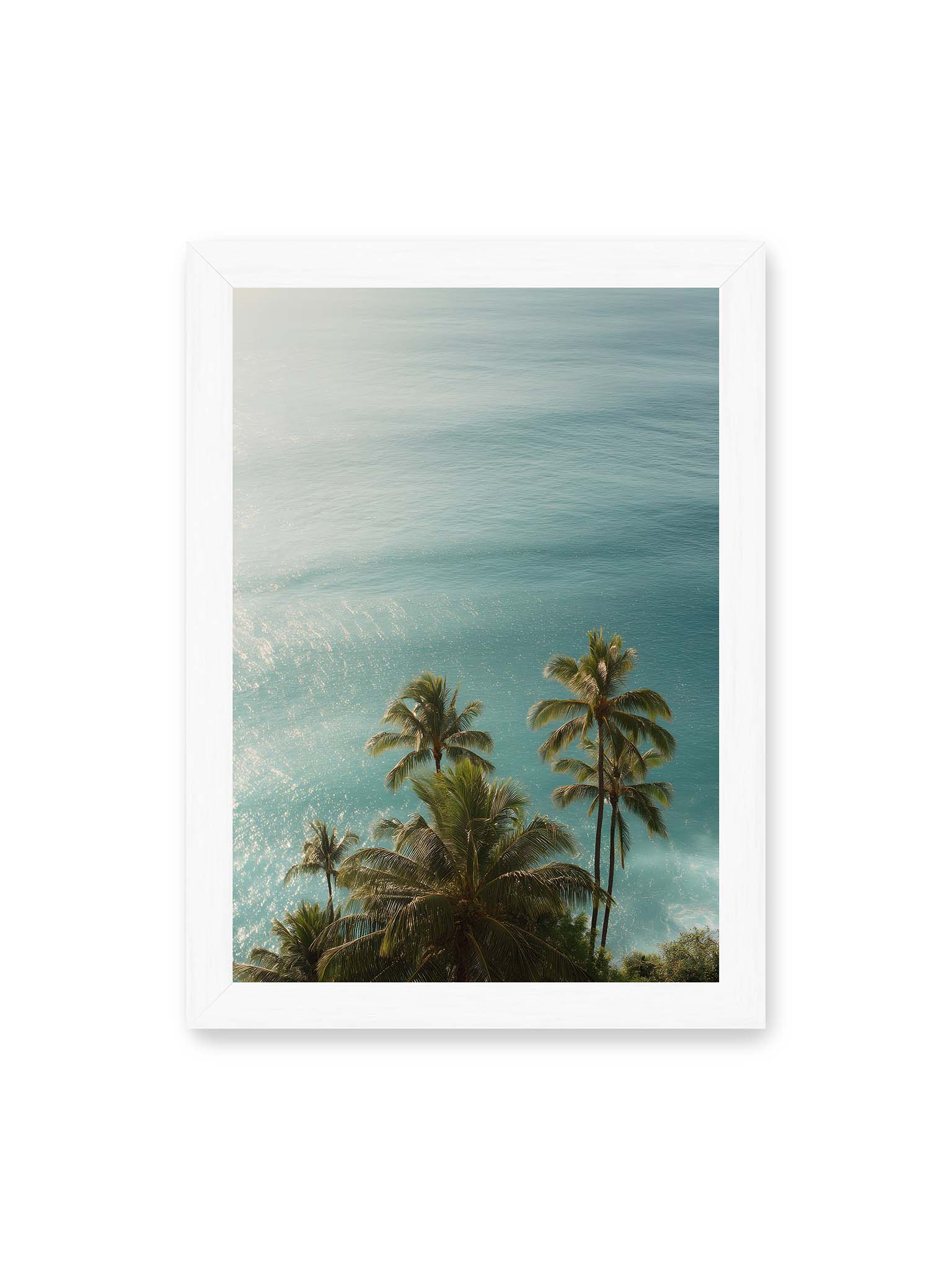 21x30 cm, weißer Rahmen – Palmen vor schimmerndem, türkisfarbenem Meer mit sanftem Licht und ruhiger Wasseroberfläche.