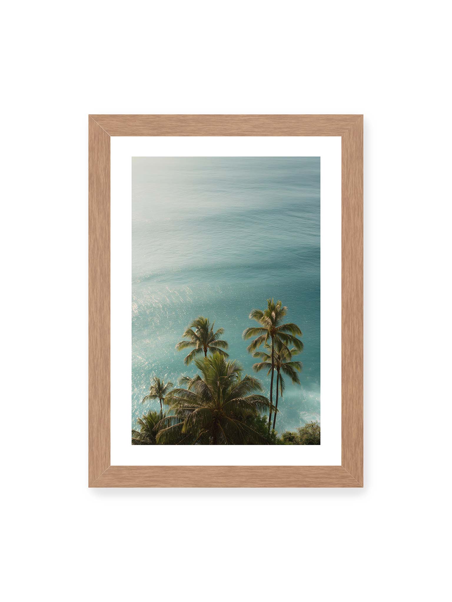 21x30 cm, weißer Galerie-Rand, Eichenrahmen – Palmen vor schimmerndem, türkisfarbenem Meer mit sanftem Licht und ruhiger Wasseroberfläche.