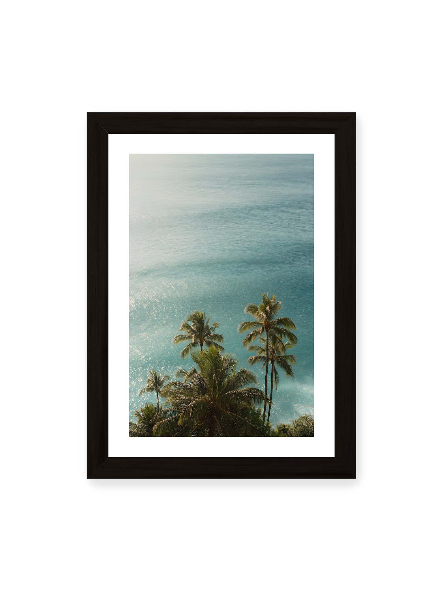 21x30 cm, weißer Galerie-Rand, schwarzer Rahmen – Palmen vor schimmerndem, türkisfarbenem Meer mit sanftem Licht und ruhiger Wasseroberfläche.