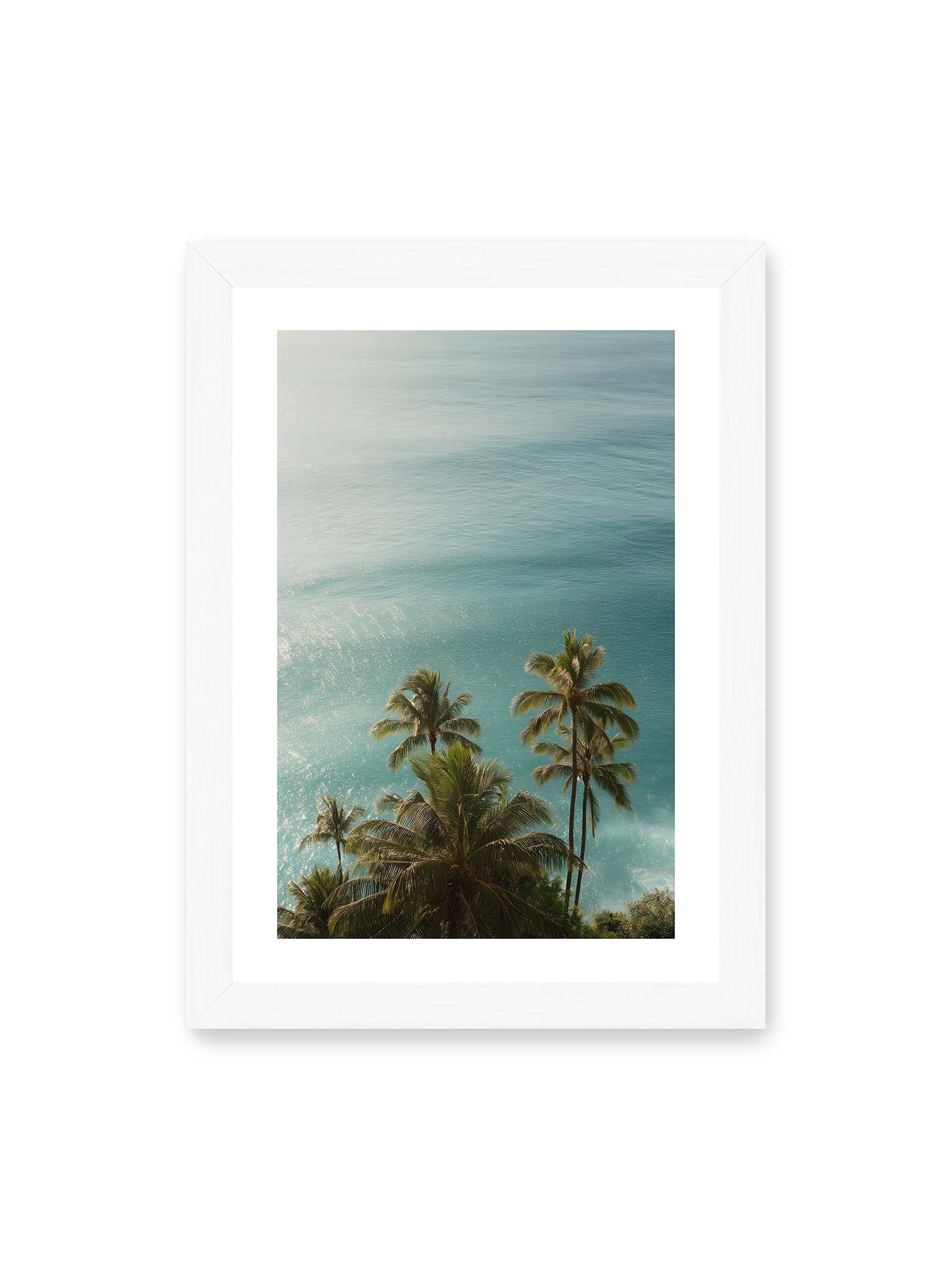 21x30 cm, weißer Galerie-Rand, weißer Rahmen – Palmen vor schimmerndem, türkisfarbenem Meer mit sanftem Licht und ruhiger Wasseroberfläche.