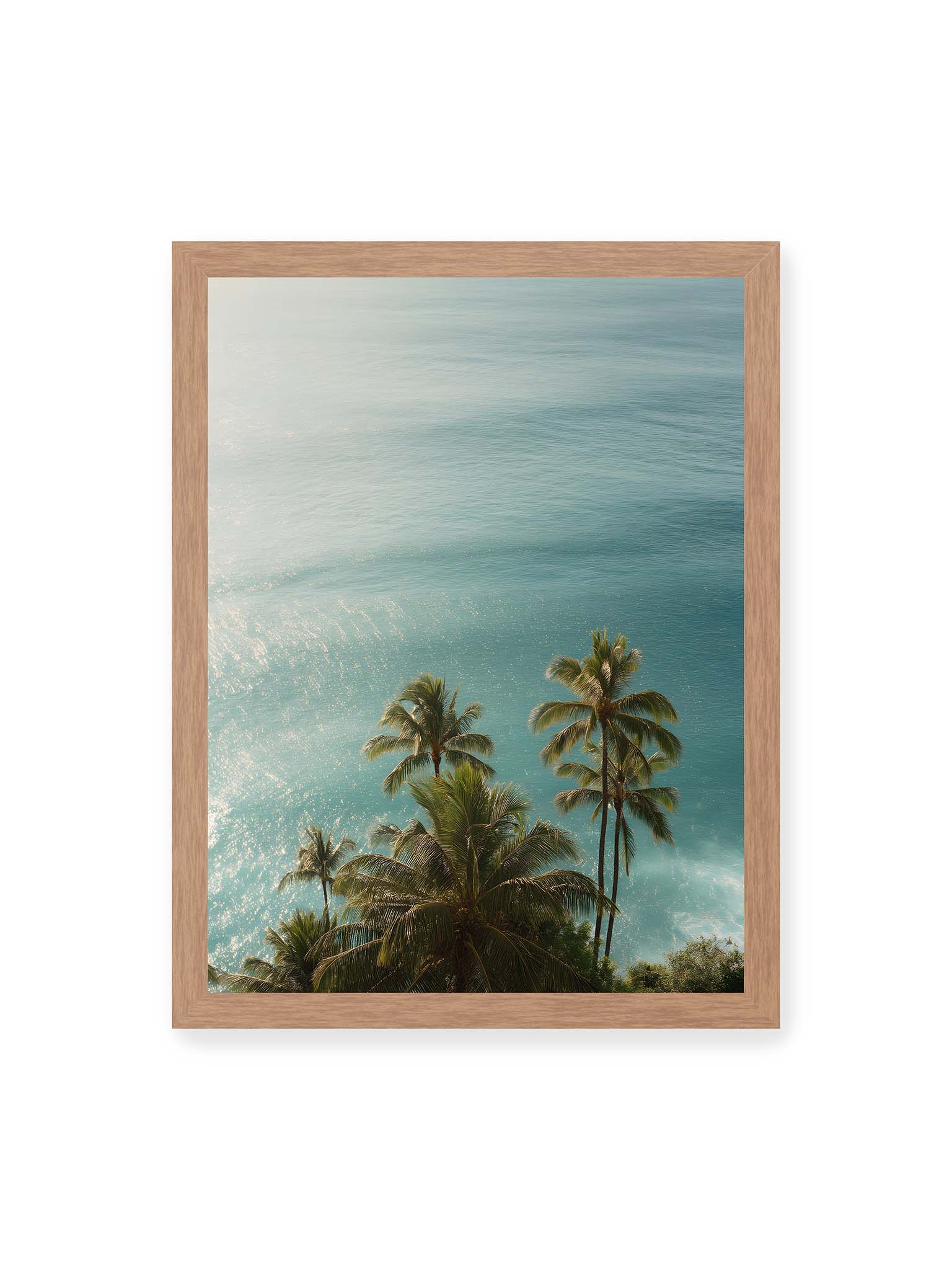 30x40 cm, Eichenrahmen – Palmen vor schimmerndem, türkisfarbenem Meer mit sanftem Licht und ruhiger Wasseroberfläche.