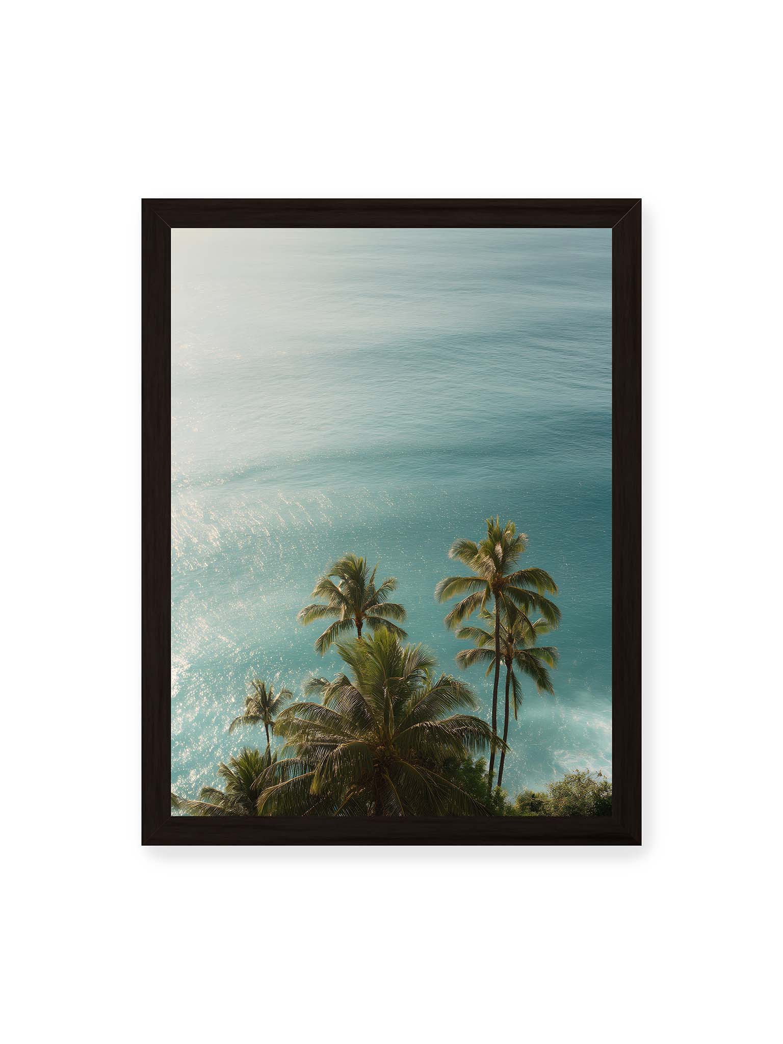 30x40 cm, schwarzer Rahmen – Palmen vor schimmerndem, türkisfarbenem Meer mit sanftem Licht und ruhiger Wasseroberfläche.