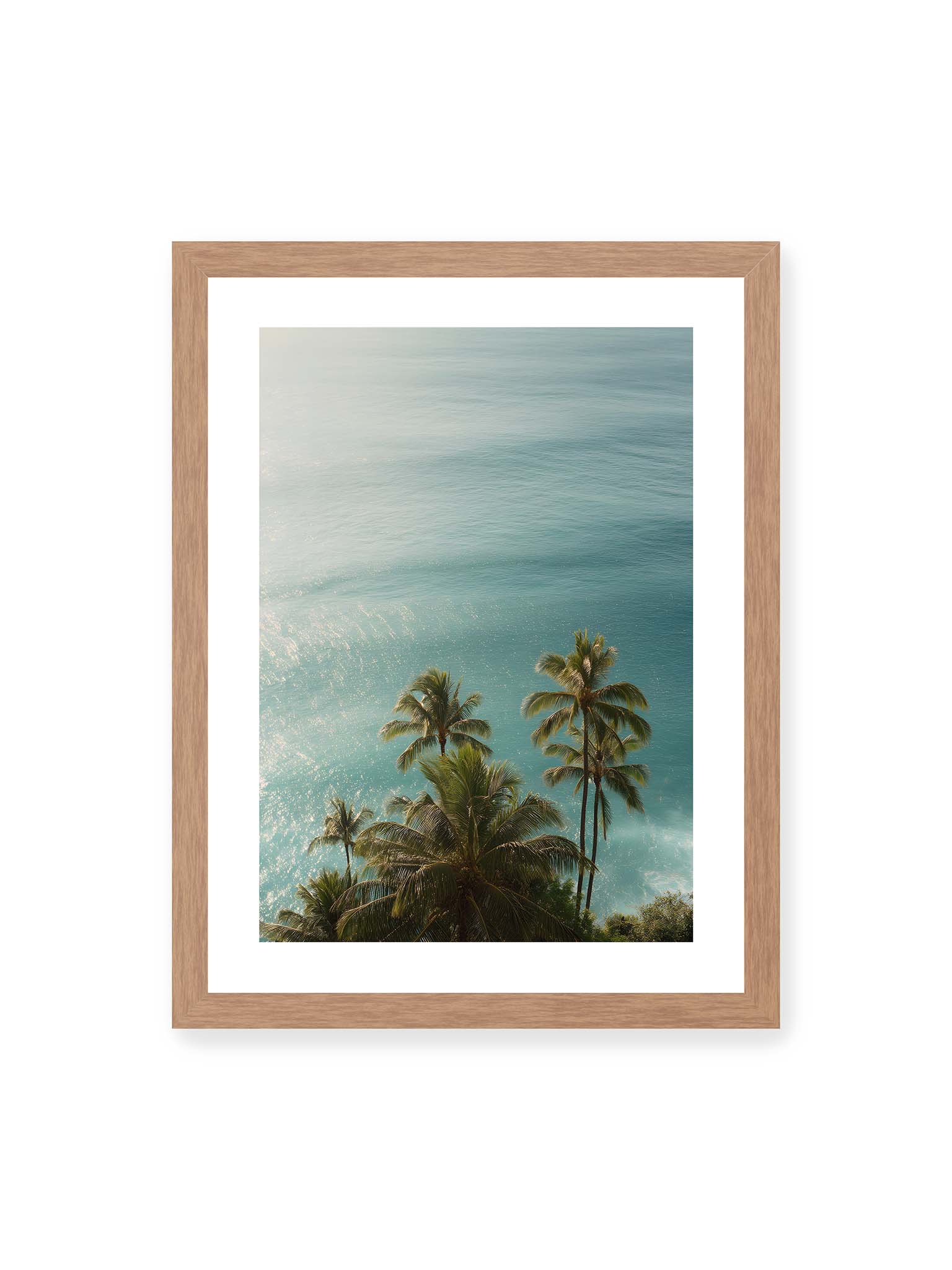 30x40 cm, weißer Galerie-Rand, Eichenrahmen – Palmen vor schimmerndem, türkisfarbenem Meer mit sanftem Licht und ruhiger Wasseroberfläche.