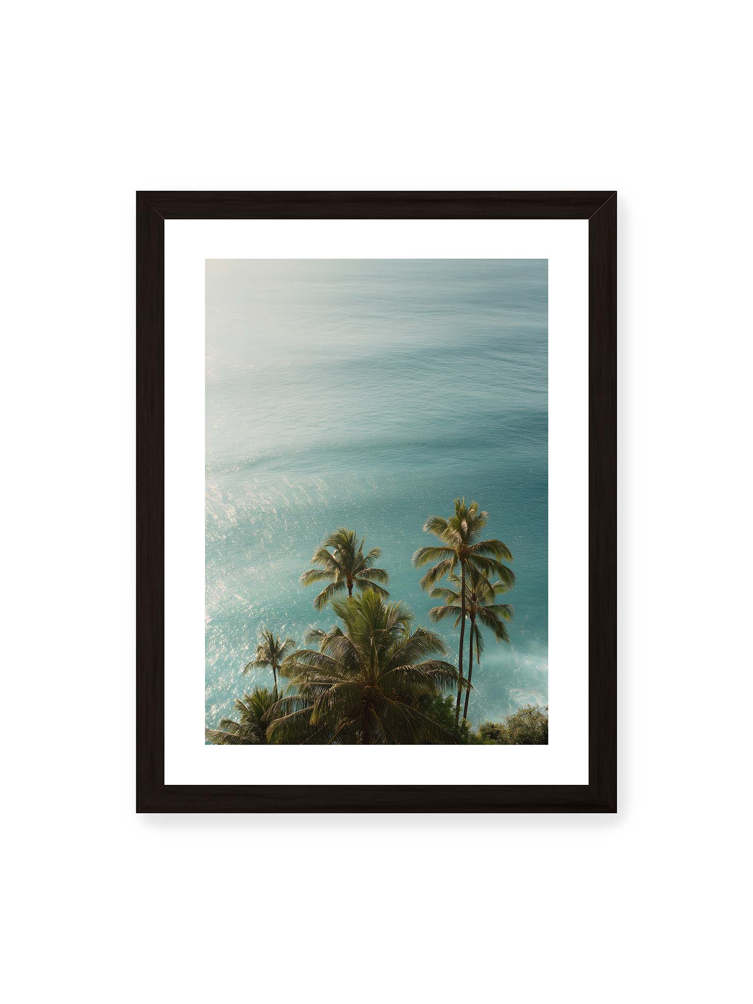 30x40 cm, weißer Galerie-Rand, schwarzer Rahmen – Palmen vor schimmerndem, türkisfarbenem Meer mit sanftem Licht und ruhiger Wasseroberfläche.