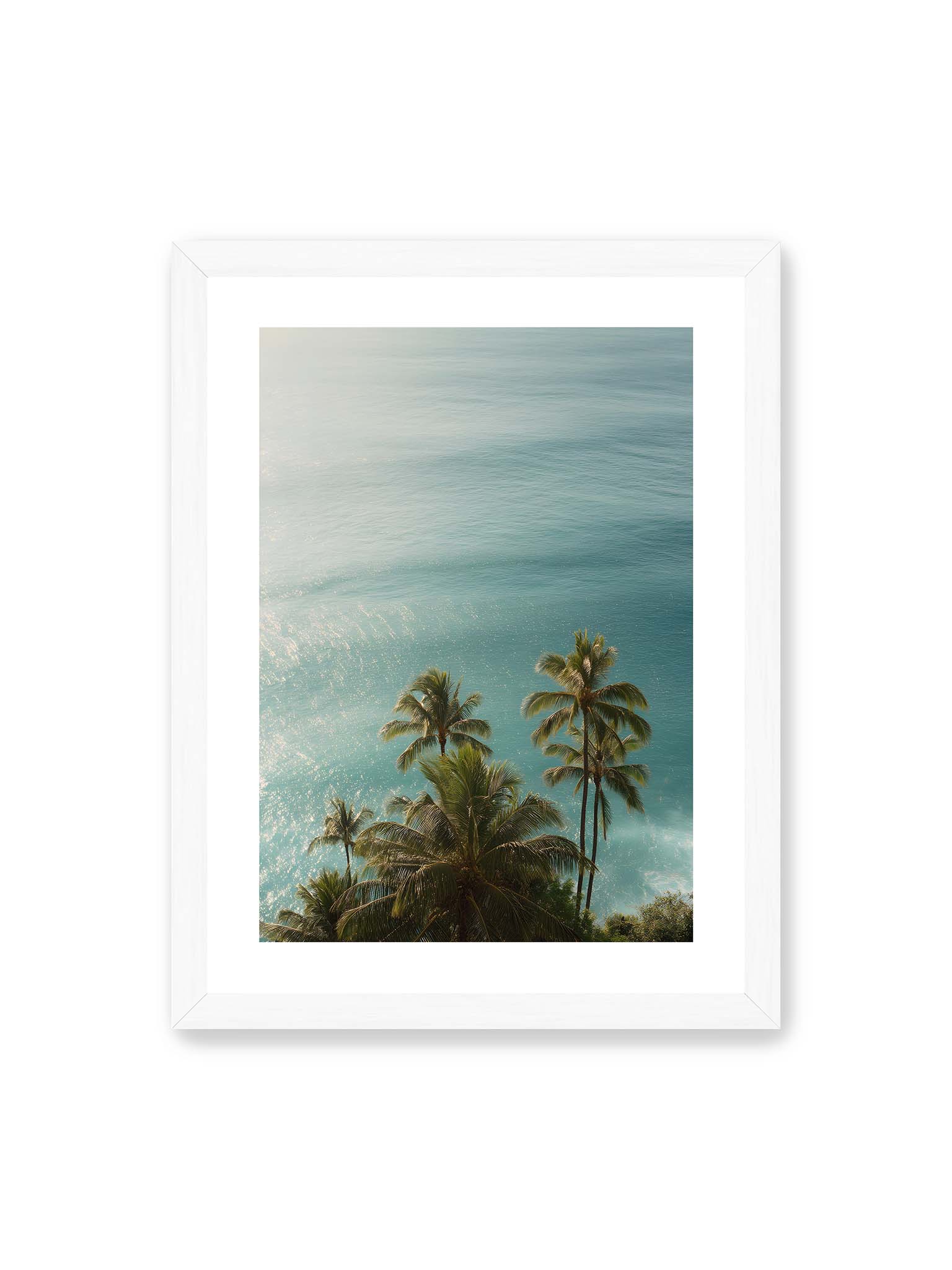 30x40 cm, weißer Galerie-Rand, weißer Rahmen – Palmen vor schimmerndem, türkisfarbenem Meer mit sanftem Licht und ruhiger Wasseroberfläche.