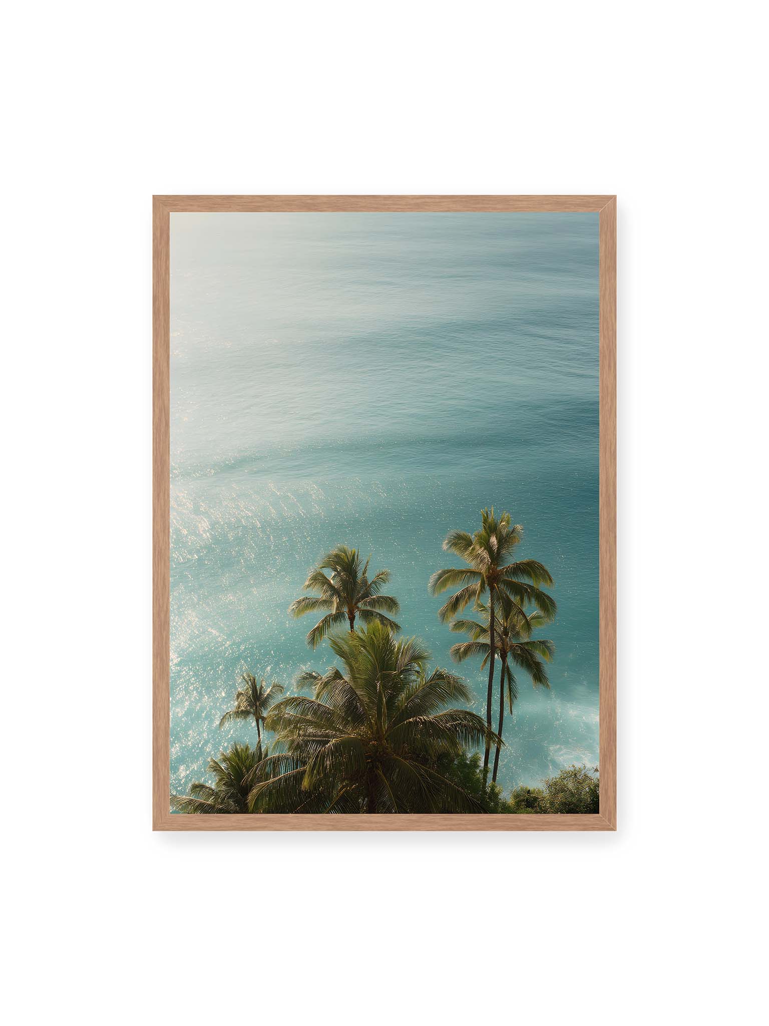50x70 cm, Eichenrahmen – Palmen vor schimmerndem, türkisfarbenem Meer mit sanftem Licht und ruhiger Wasseroberfläche.