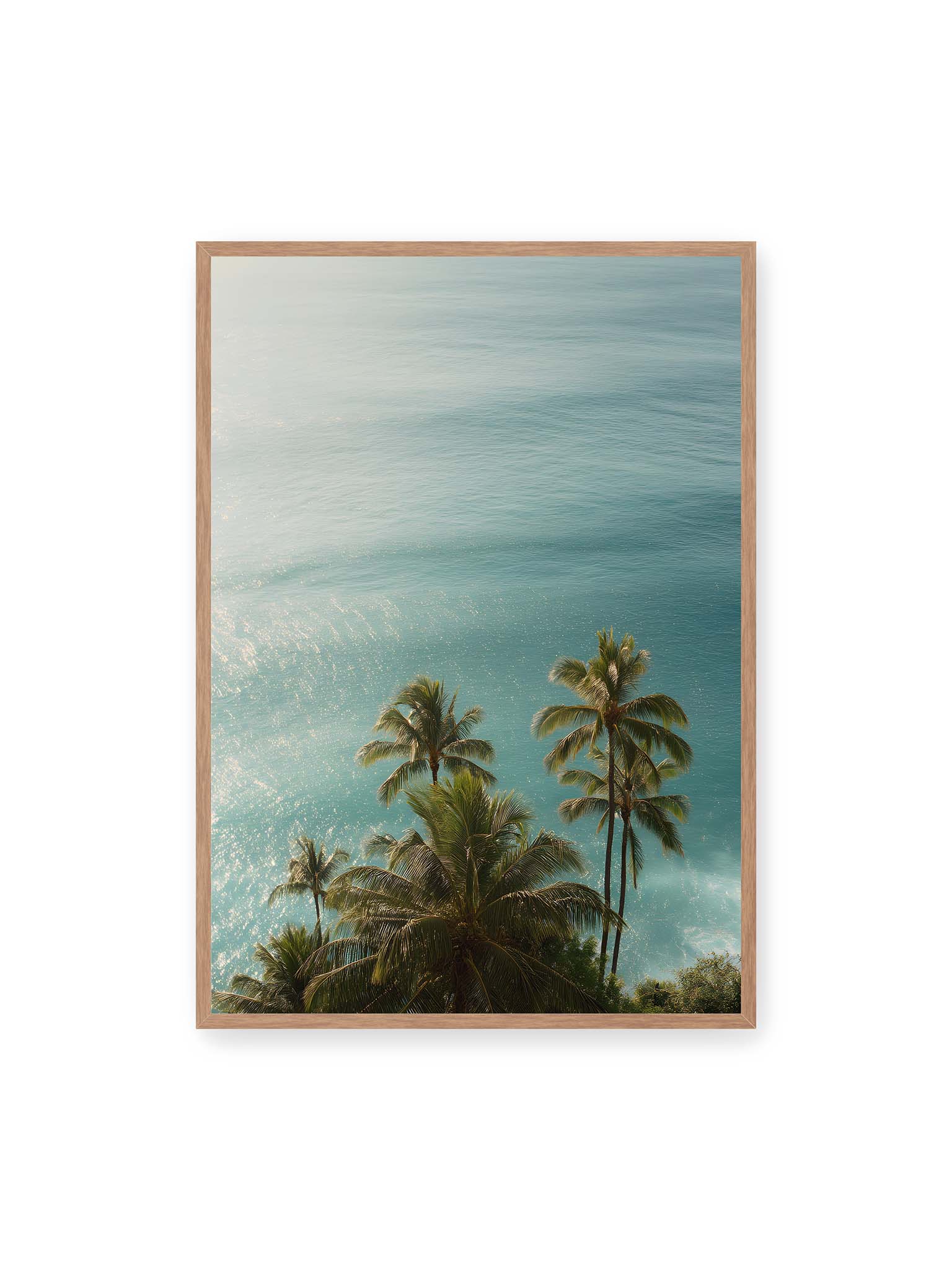 70x100 cm, Eichenrahmen – Palmen vor schimmerndem, türkisfarbenem Meer mit sanftem Licht und ruhiger Wasseroberfläche.