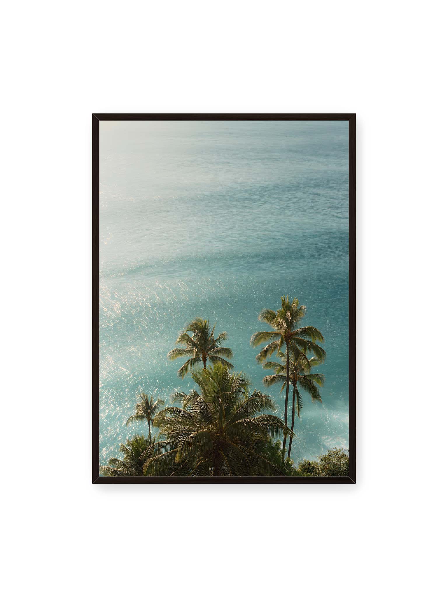 70x100 cm, schwarzer Rahmen – Palmen vor schimmerndem, türkisfarbenem Meer mit sanftem Licht und ruhiger Wasseroberfläche.