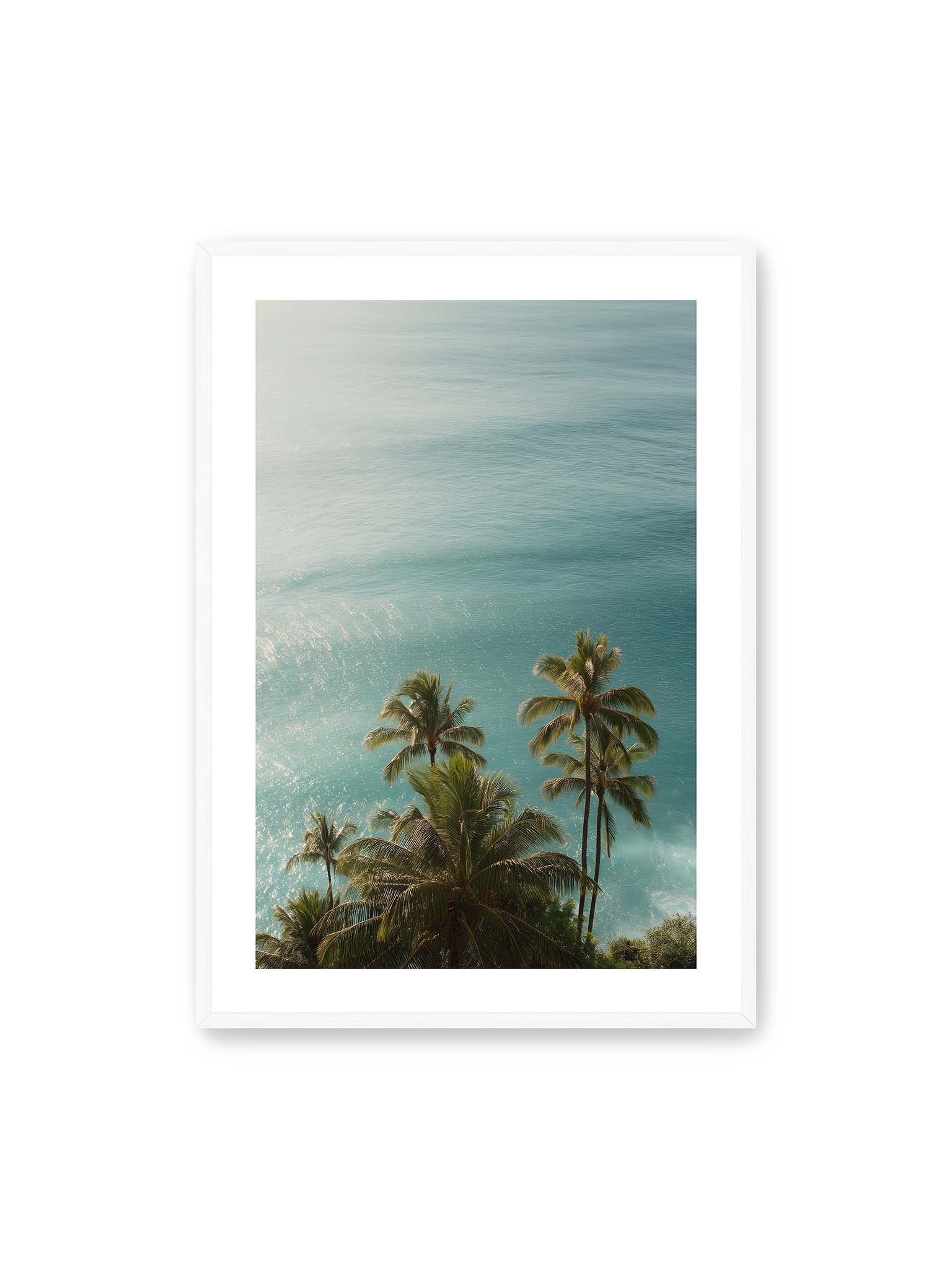 70x100 cm, weißer Galerie-Rand, weißer Rahmen – Palmen vor schimmerndem, türkisfarbenem Meer mit sanftem Licht und ruhiger Wasseroberfläche.