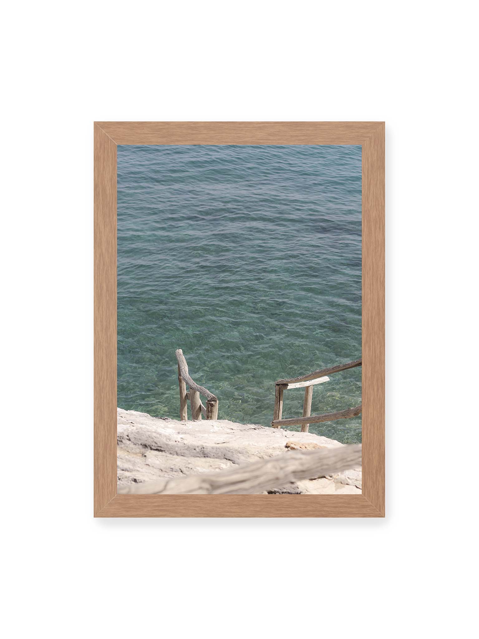 21x30 cm, Eichenrahmen – Holztreppe führt über helle Felsen in klares, ruhiges Meer mit sichtbarer Wasserstruktur.