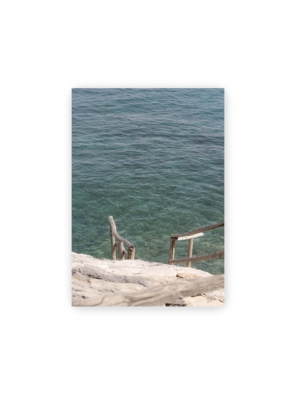 21x30 cm – Holztreppe führt über helle Felsen in klares, ruhiges Meer mit sichtbarer Wasserstruktur.