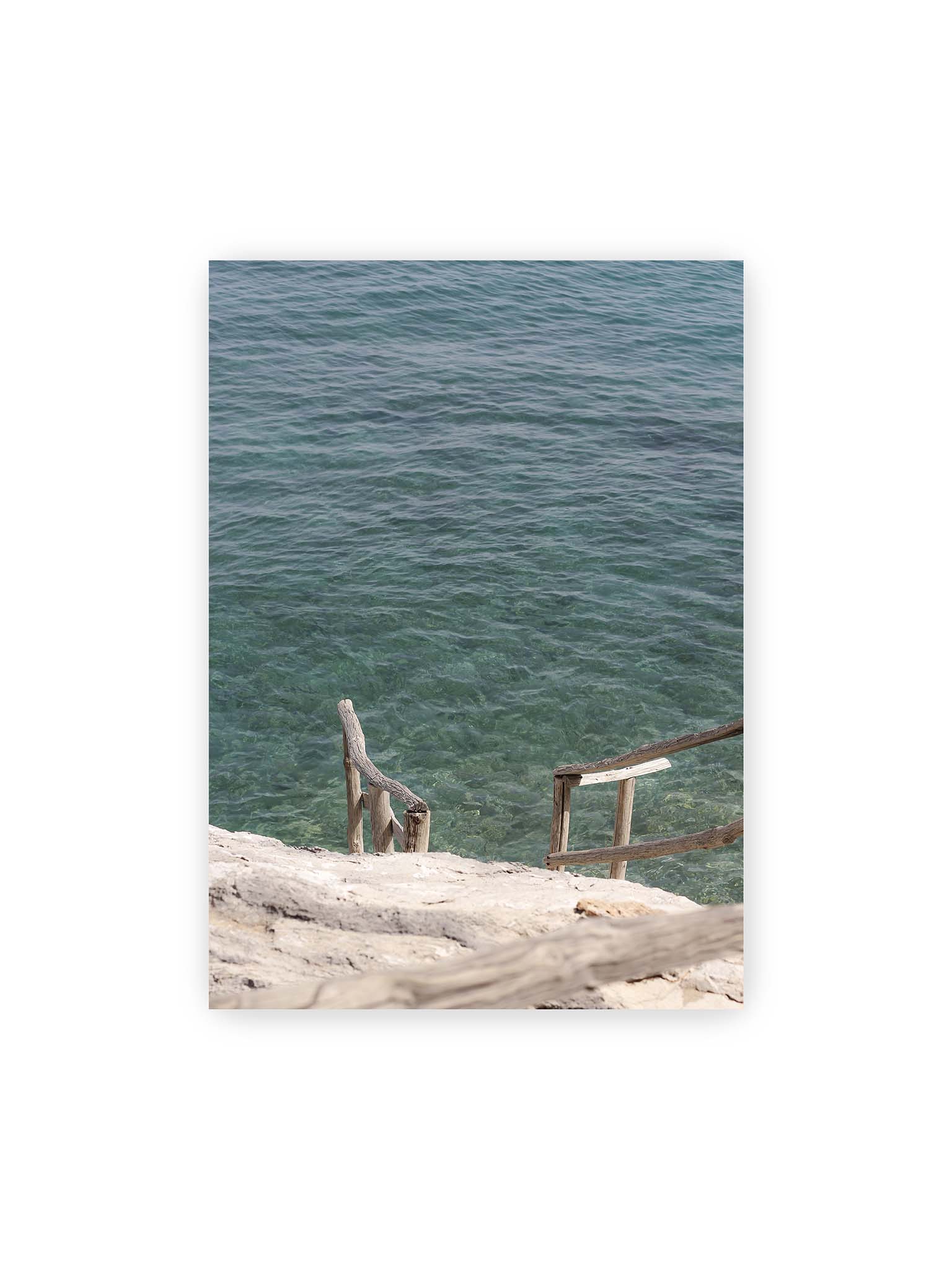 50x70 cm – Holztreppe führt über helle Felsen in klares, ruhiges Meer mit sichtbarer Wasserstruktur.