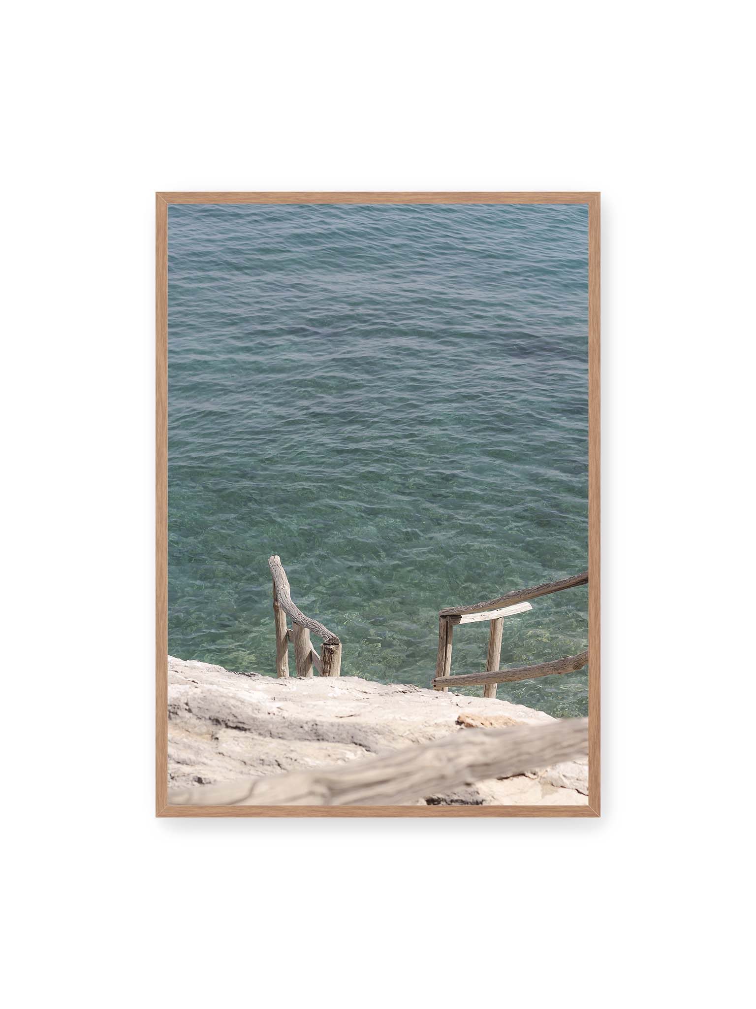 70x100 cm, Eichenrahmen – Holztreppe führt über helle Felsen in klares, ruhiges Meer mit sichtbarer Wasserstruktur.