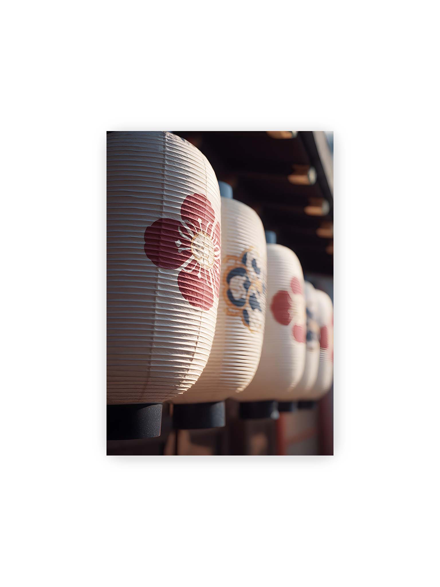 21x30 cm – Reihe von japanischen Papierlaternen mit floralen Mustern im warmen Licht und klarer Tiefenstaffelung.